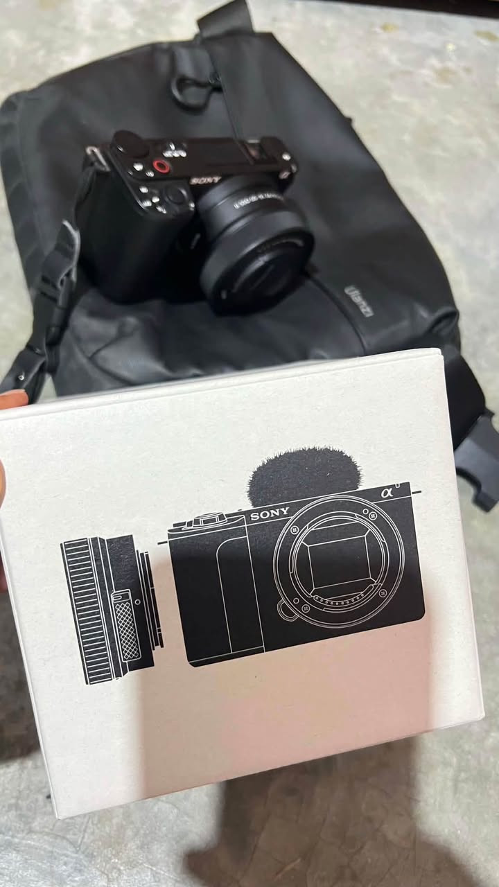 كاميرا Sony ZV-E10 II للبيع
الوصف:
كاميرا احترافية غنية عن التعريف، ممتازة جداً لصناع المحتوى، الفلوغات، والتصوير السينمائي الفوتوغرافي والفيديو. الكاميرا بحالة ممتازة ونظيفة جداً.
أبرز المواصفات الفنية:
 * المستشعر: بدقة 26 ميغابكسل (APS-C Exmor R CMOS).
 * تصوير الفيديو: بدقة 4K حتى 60 إطار بالثانية بعمق ألوان 10-bit.
 * البطارية: تستخدم بطارية NP-FZ100 القوية (أداء يدوم أطول).
 * التركيز التلقائي (AF): نظام تتبع سريع ودقيق جداً للعين والوجه مع 759 نقطة تركيز.
 * الشاشة: شاشة لمس متقلبة بالكامل وتدعم التصوير العمودي.
 * الصوت: مايكروفون مدمج ثلاثي الاتجاهات لتقنية صوت واضحة.
 * السعر: 1,150,000 دينار عراقي (مليون و150 ألف)
 * للتواصل والاستفسار: ***********
