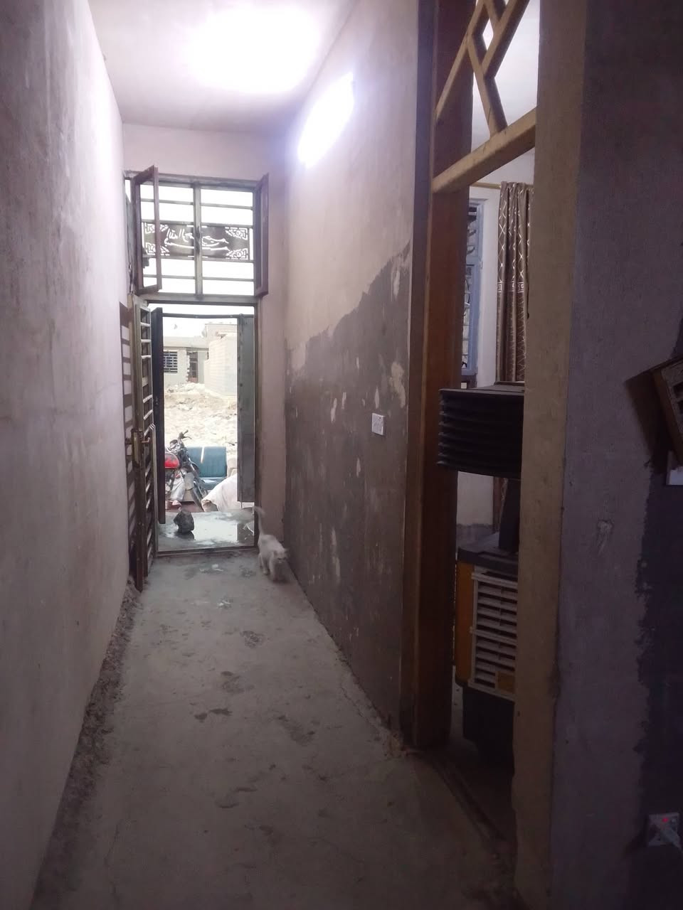 بيت 100م طابقين بلوك سكف مسلح شيش درجه اولى طابق الاول بي غرفه واستقبال صاله كبيره مطبخ معزول حار بارد حمامات خارجية وداخليه طابق الثاني بي 3غرف وصاله كبيره وحمام كهربايات درجه اولى مفصول الفوك ولجوه نضاميه خط وطنية دفن فقط سبالت ومكيفات مي فوك وجوه تانيكيات 2ابو 1000خط وطنية من صفحتين خط مي من صفحتين خط مولد بيت فول ترتيبه استفسار اكثر اتصل وبخدمتكم ***********
