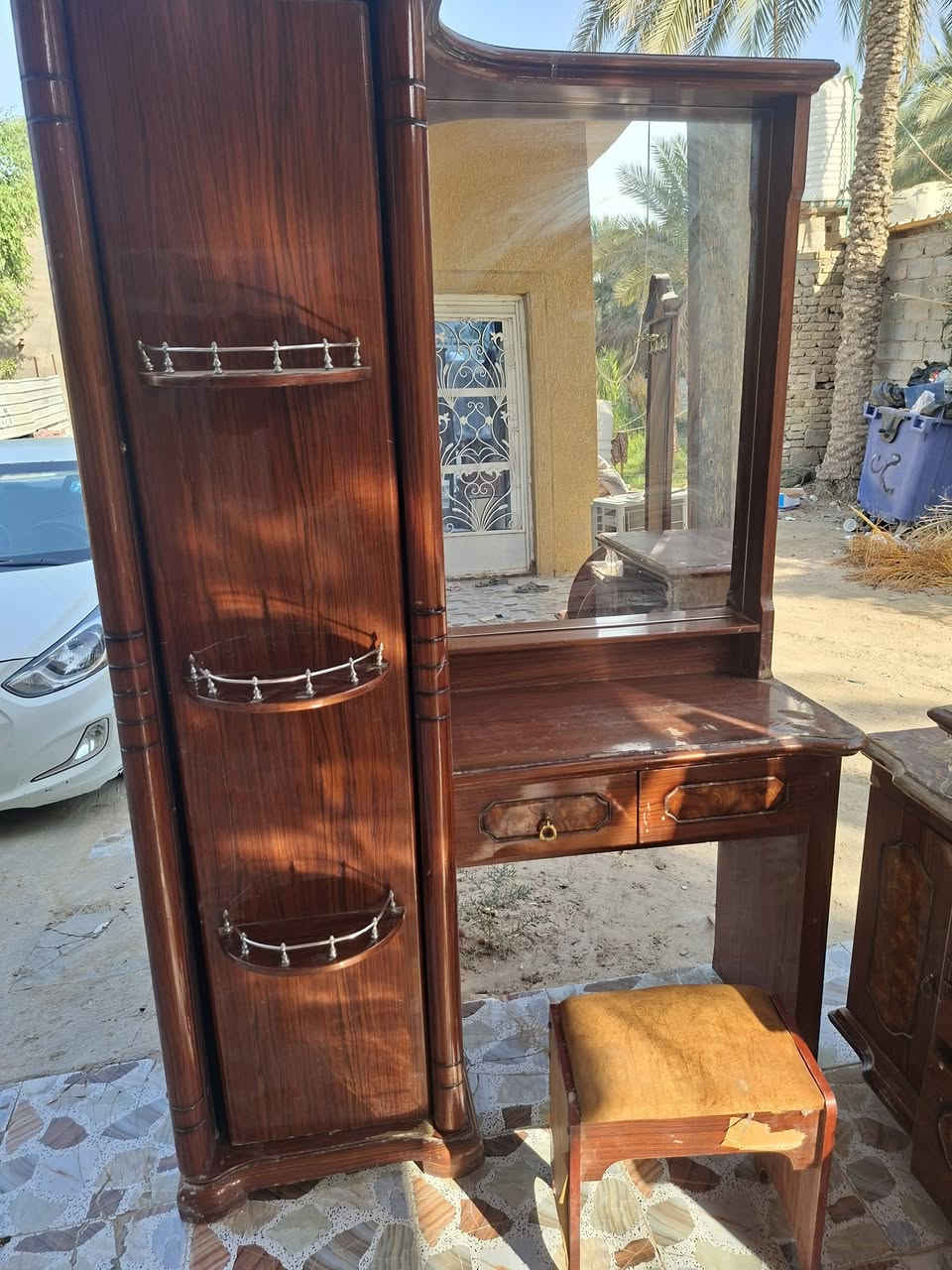 عندي غراض للبيع ثلاجه شغاله نضيفه وميز امرايه وميز ابلازمه وزاوبه مكاني الحسينيه 0783
