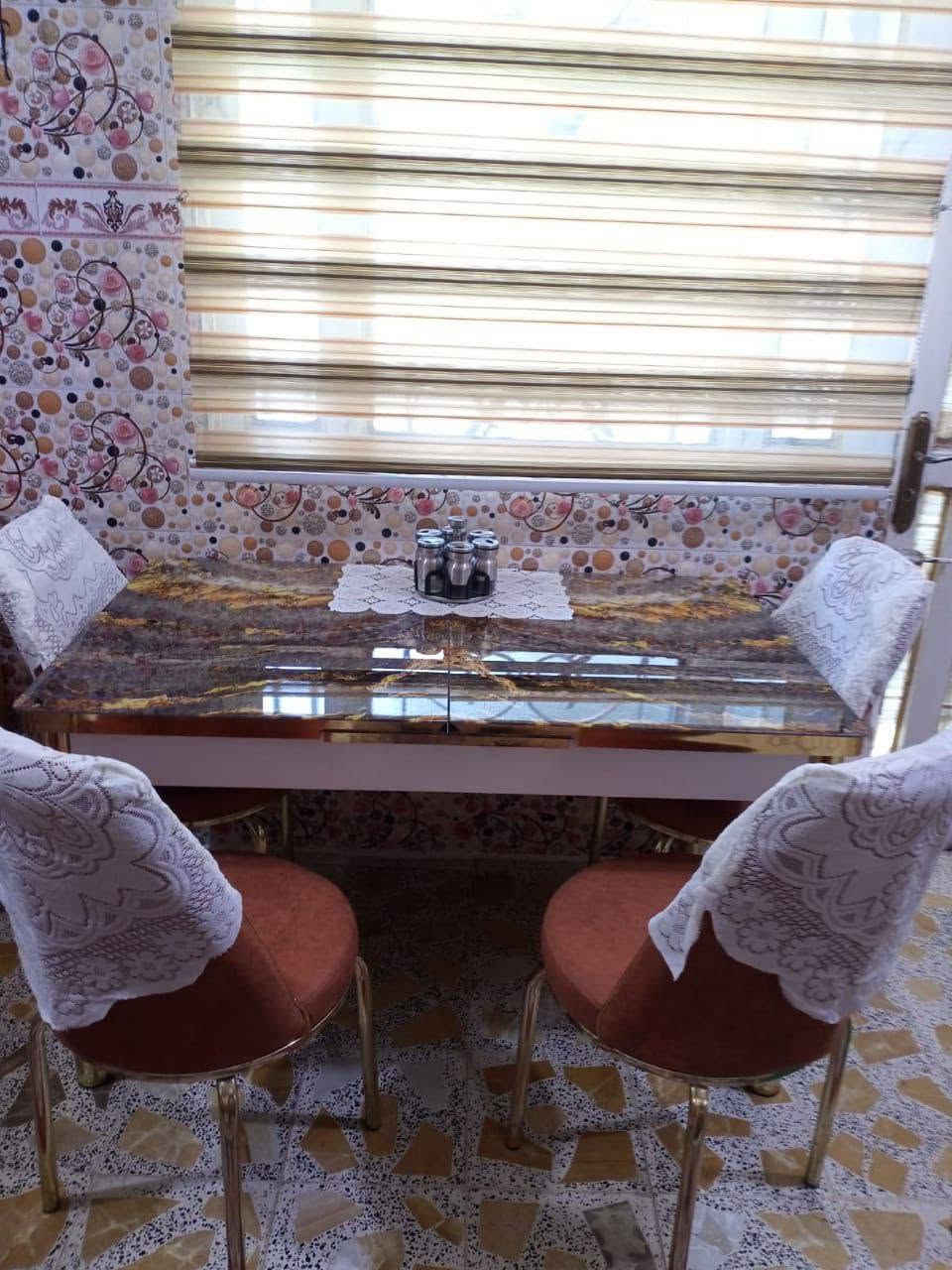 سلام عليكم ميز طعام سلايت 6كراسي جديد كلش تجي وتشوف بعينك 200عنواني ميسان حي الفاطمية لرقم ***********
