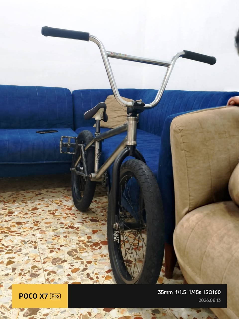 السلام عليكم ​⚡ BMX Subrosa XL Custom (براندات أصلية + نظافة وإدامة فول)
تجميع احترافي مخدوم بالكامل حديثاً، مشدود على السن وجاهز للركوب والتدريب مباشرة بدون ما تصرف عليه أي دينار.
​🛠️ المواصفات والقطع:
​الفريم (Frame): Subrosa Tiro XL (مقاس 21 XL مرغوب ومريح جداً) - مظهر Raw معدن شفاف.
​الستم (الرقبة - Stem): Animal احترافي.
​المسنن (Sprocket): قياس 25 سن (25T) ألومنيوم مخروط بتقنية CNC عالية الدقة.
​الكرنك والدواسات (البيدلات - Crank & Pedals): كرنك محكم مع بدلات ماركة LM.
​الإطارات والرّمات (Tires & Rims): طقم Rant قوي.
​السرج والقفل (Seat & Clamp): سرج Colony مع قفل Shadow أصلي.
​الشوكة (Fork): Subrosa أصلية.
​الستيرن (Handlebar): نوعية ممتازة ومريحة  كروم (تم وضعها هنا لأن الماركة غير محددة).

​⚙️ خيارات البطيخات (الهبات):
​الدراجة متوفرة بسيتين حسب رغبة الشراي:
​السيت التوب (Pro FX Freecoaster):
​بطيخة خلفية Cinema FX Freecoaster (نظيفة جداً وتمت إدامتها حديثاً) مع أغطية حماية أصلية (Hub Guards).
​ضمان معايرة وإمكانية ضبط الـ Slack من ربع فرة إلى نص فرة حسب رغبة اللاعب وأسلوب ركوبه.
​بطيخة أمامية Animal (محامل مقفولة Full Sealed Bearings).

​السيت الأصلي (Standard Rant):
​بطيخة خلفية Rant (بولبرن Sealed) + بطيخة أمامية أصلية (صجم موشمات).

​🔄 البيع والمراوس:
​💰 السعر: يختلف حسب السيت المطلوب (السعر والتفاصيل على الخاص للجادين والفاهمين بالقطع).

​🔁 المراوس: متوفر خيار المراوس بسيت احترافي أو فريم احترافي فئة عالية (High-End) فقط.. نزل عرضك وصورك بالخاص.
​📍 المكان: بغداد
📞 للتواصل: [ خاص او وتساب *********** ] تحياتي للجميع.
