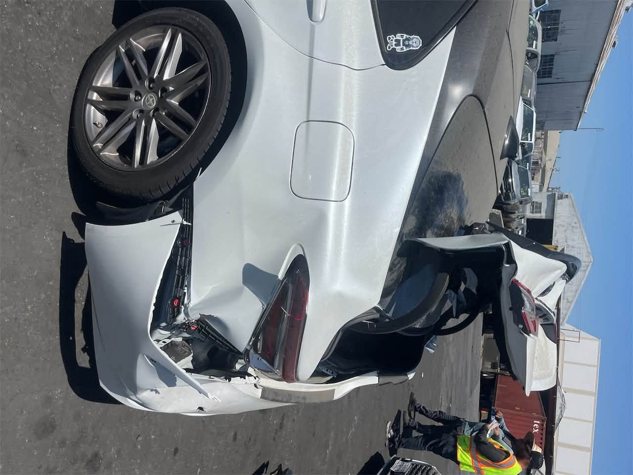 السلام عليكم 
كامري 2023 XSE V6 
اعلى مواصفات فول فول شنو تريد موجود بيه 
داتاشو 
بصمه تشغيل + تشغيل عن بعد  
كشنات جلد اسود كهرباء +تدفئه  كشنات
تبريد بيانو 
شاشه كبيره 
سستم صوت GBL 
بكلايت لد  
شفتات ستيرن 
شاحن وايرلس 
شاشه كاربلي + اندرويد اوتو 
ماشيه 17KM الف
مكينه V6 3.5 صاروخ ارضي 
بجم كبس بدون اي ايرباك 
حادثه فقط قبق الجنطه وشويه من الجاملغ والباقي كفاله من الزلغ 

مكاني بغداد الشعب للتواصل 
***********
