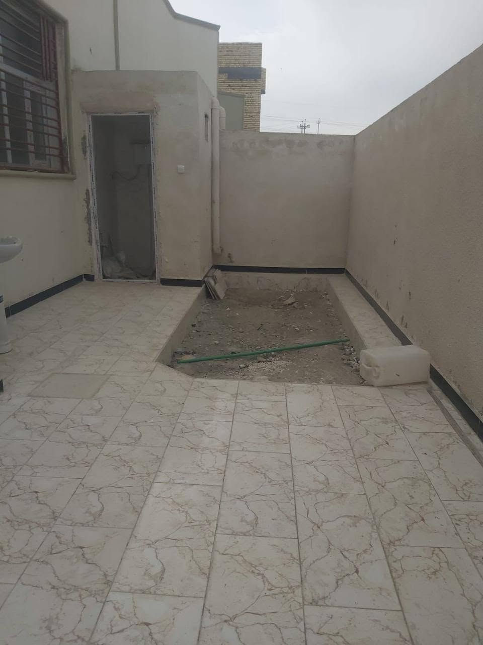 للبيع بيت جاهز للسكن في مجمع العميد السكني في الموحيه خلف مدرسه الكفيل  
المساحه الكلية 200 م 

بناء ١٥٠ م 

غرفتين وصاله واستقبال ومطبخ ومجموعه صحيه كامله  والمخزن فوك

ماء مجاري شوارع تبليط

السعر 230

البيت مطلوب ٧٥  ينزل من السعر 

***********
