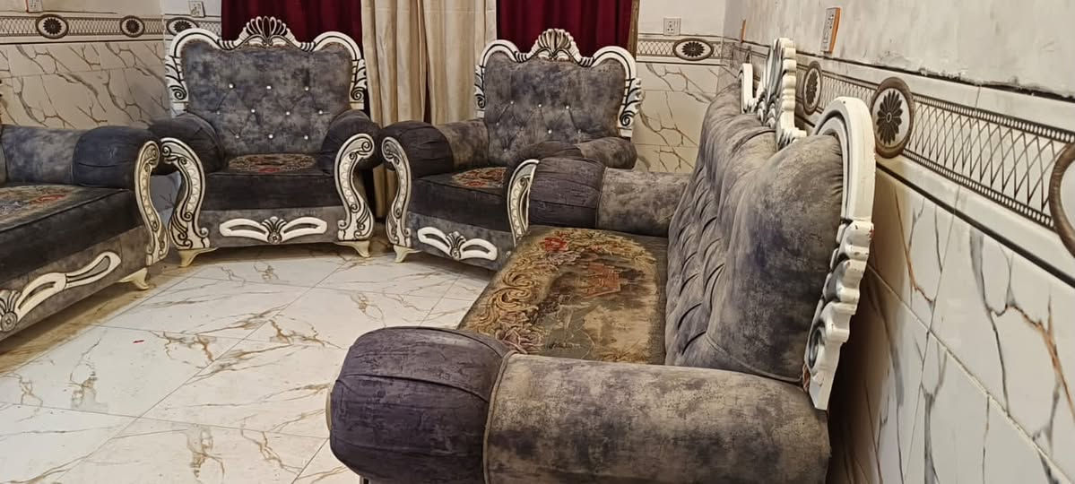 تخم ملكي 8 مقاعد نضيف اي ضرر مابي السعر 225 وبي مجال المكان كربلاء ***********
