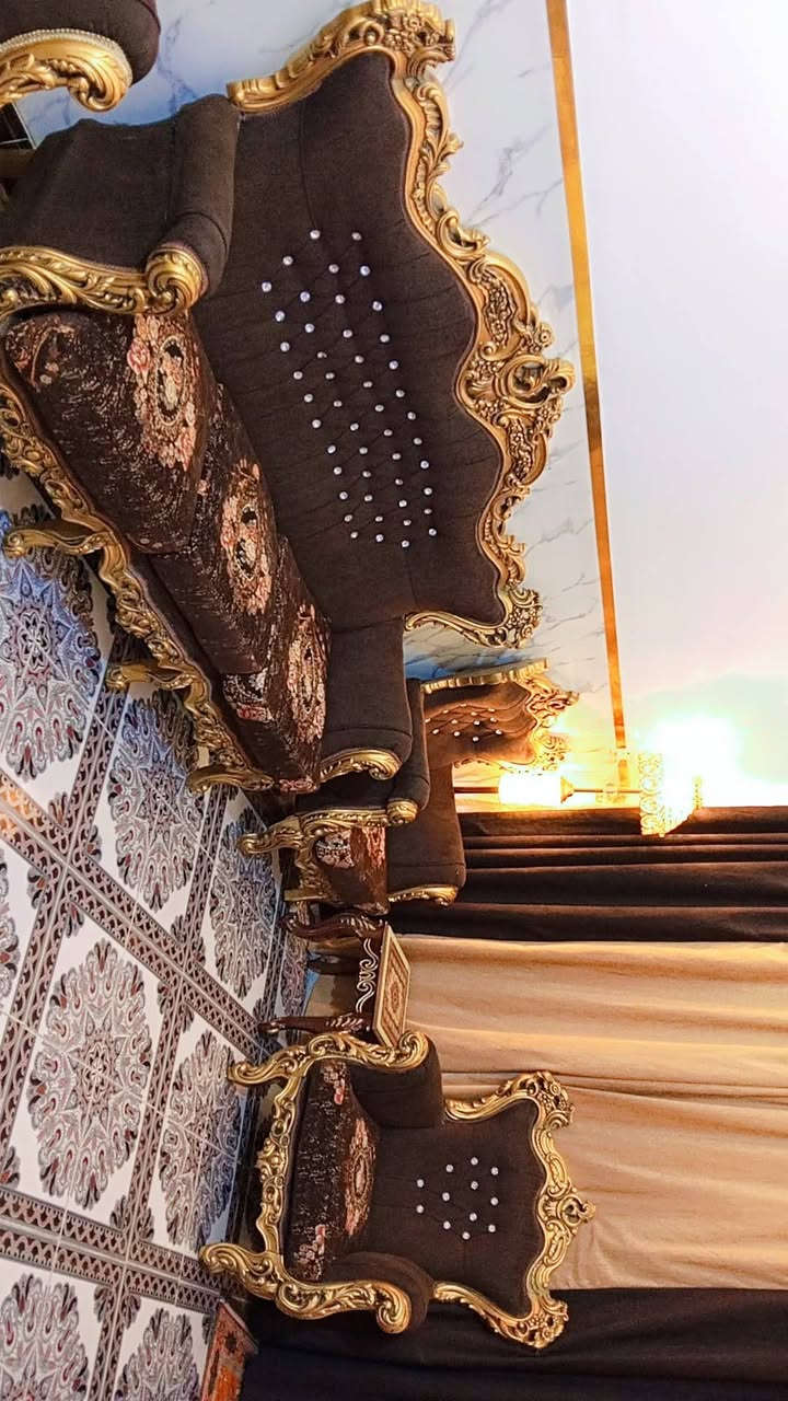 تخم زان نضيف 10 مقعد قنفتين ثلاثيه واربع كراسي وبرده ودنكه والحصان كلهم ب 750.. التواصل ع الرقم ***********
