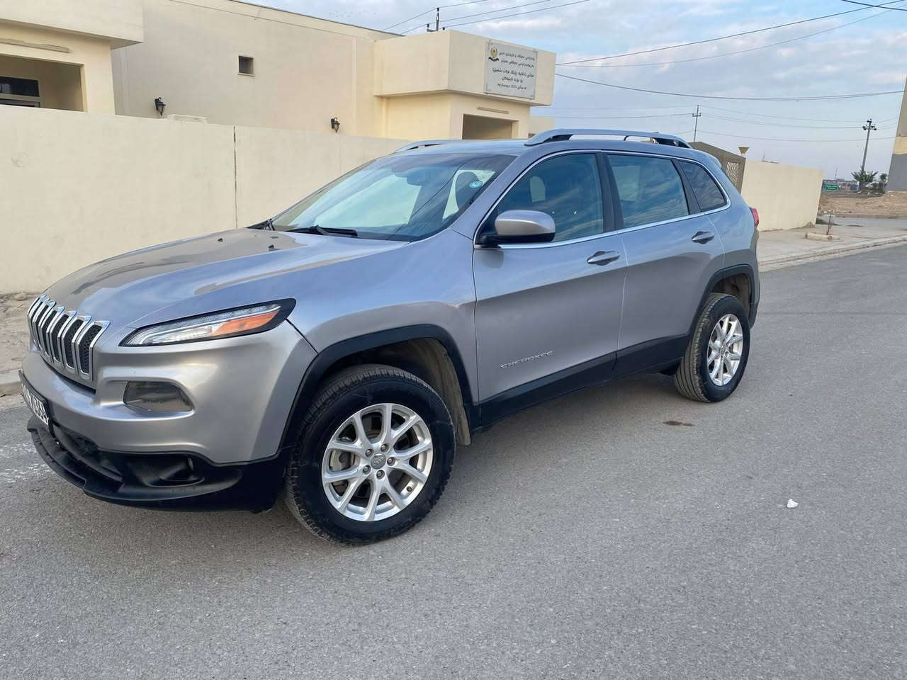 جيب شيروكي للبيع 2017
لون سلفر
رقم أربيل 
4×4 دبل اكسل
تبريد مركزي
شاشه لمس
سوكان هيتر
كشن جلد
كشن هيتر
اربعة تايرات جديدة
محرك مفتوح
ثلاثه قطع البنيد والجاملغات الاثنين الأمامية صبغ
ارباك الاستيرن مفتوح
السنوية منتهية
الرقم جديد
السعر 115 ورقة ومجال
للاستفسار الاتصال على الارقام التاليه
واتس اب وفايبر  ***********
