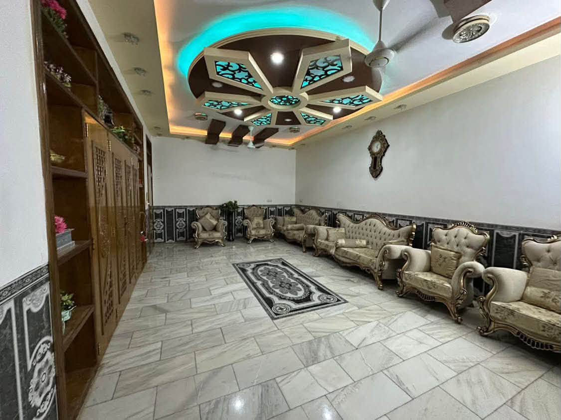 🏡/ دار للبيع المساحة ٣٠٠ م طابو صرف 

                الواجهة ١٥ م / النزال ٢٠ م 

🧱/ بناء حديث سنة ٢٠٢٢ نظيف جداً 

الطابق الاول / مطبخ . هول . استقبال . غرفتين نوم . مجمع صحيات داخلية وخارجية. گراج . حديقة 

الطابق الثاني/ خمس غرف نوم . هول . مجمع صحيات 

🌏الموقع/ حي الاساتذة الاولى خلف دكتور عادل الكرعاوي يقع امام متنزه 

⭕️نستقبل جميع العروض السكنية والزراعية و التجارية في جميع مناطق الحلة 

لمعرفة السعر مراسلة الصفحة او مراجعة مكتب 

بشار للعقار والمقاولات شارع ٦٠ بداية شارع الحسينية 

***********       ***********
