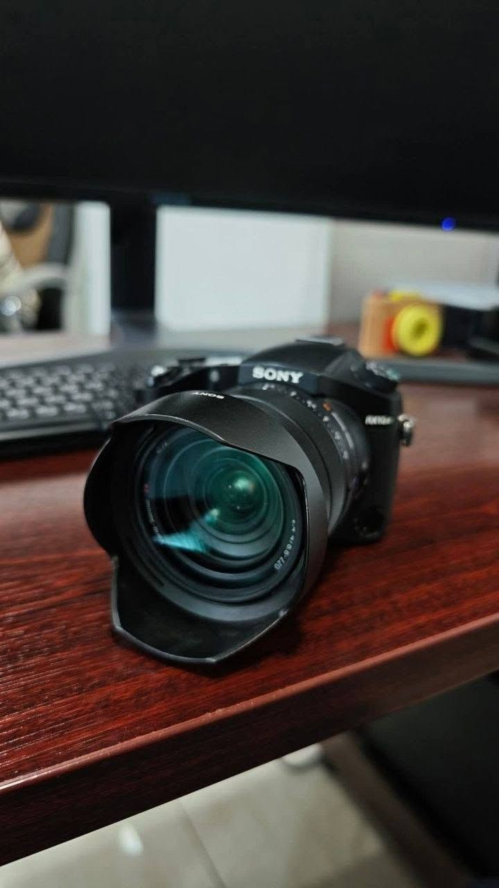 السلام عليكم كاميرا Sony Cyber-shot DSC-RX10 IV الوحش الشامل المصممة لمصوري الحياة البرية، الرياضة، والتقارير الصحفية الذين يحتاجون لسرعة فائقة ومدى تقريب هائل دون الحاجة لتغيير العدسات. 

تأتي الكاميرا بمستشعر 1.0-type Exmor RS CMOS مكدس بدقة 20.1 ميجابكسل،

 مزودة بعدسة ZEISS Vario-Sonnar T متميزة بمدى بؤري يبدأ من 24mm وحتى 600mm مع تقريب بصري يصل إلى 25x وفتحة عدسة f/2.4 إلى f/4.0. 

تتميز بنظام تركيز تلقائي هجين وسريع للغاية يضم 315 نقطة تركيز يقتنص الأهداف في 0.03 ثانية فقط،

 مع سرعة تصوير متتابع تصل إلى 24 إطاراً في الثانية بتتبع كامل للتركيز والتعريض.

 بالنسبة للفيديو، تدعم الكاميرا التصوير بدقة 4K UHD وتصوير الفيديو البطيء حتى 1000 إطار في الثانية، إلى جانب ملفات S-Log3 الاحترافية للمونتاج وشاشة لمسية قابلة للإمالة بحجم 3 بوصات، مع هيكل قوي مقاوم للغبار والرطوبة.وياها ٥ بطاريات شاحنتين ورامين ٣٢ كيكا*********** مكاني حلة
مكلف بالنشر سعرها 1650
