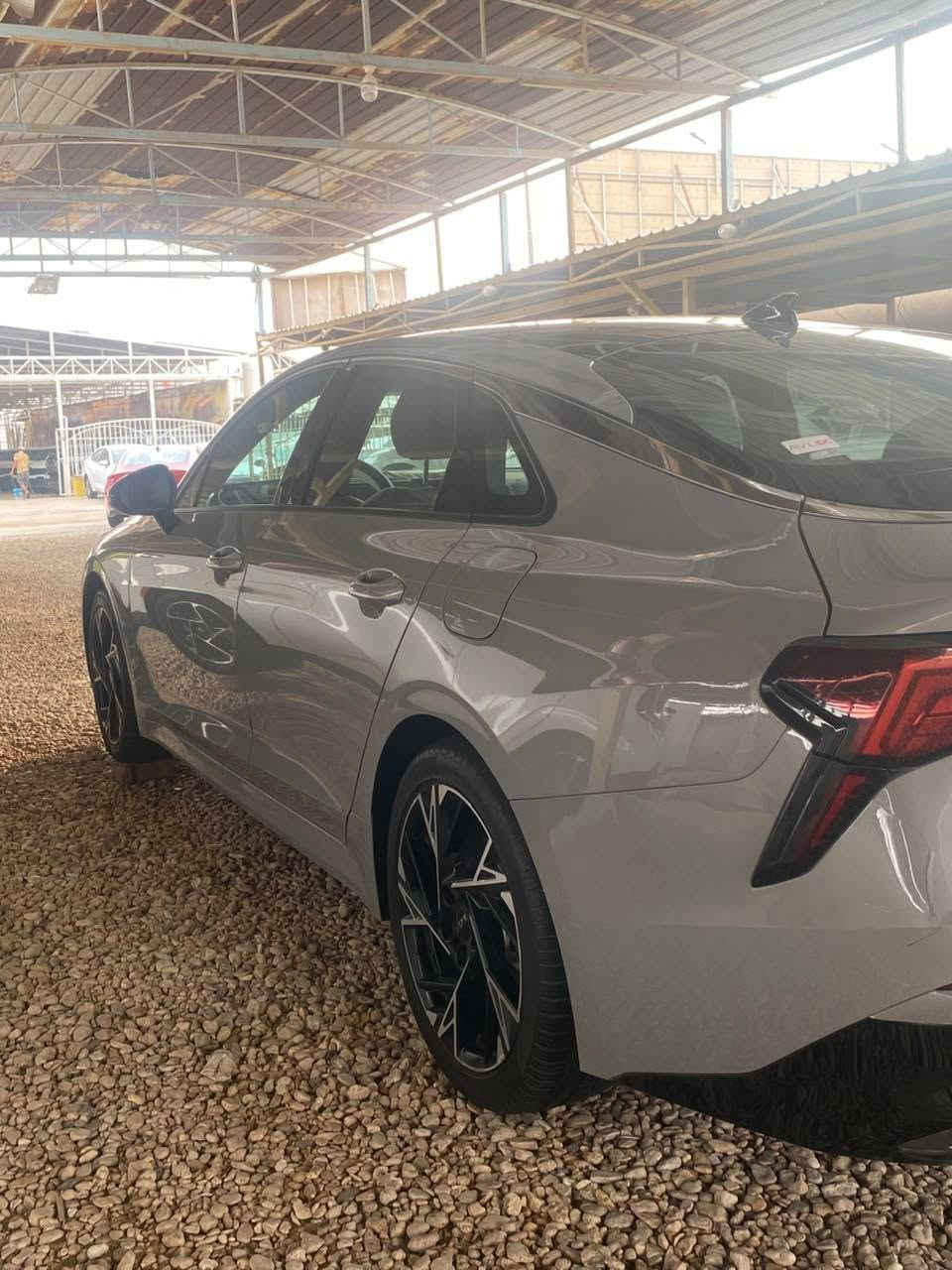***********
KIA K5 2025
K5جي تي لاين  موديل 2025 – فول فول مواصفات 1/1
بدون رقم بسمي منفيس تترقم جميع المحافضات مكفوله من الصبغ فقط قبق الجنطه تبديل نفس اللون بدون دواخل طرب بدون حوض شرط بدون ارباك شرط الدعاميه نفسه بدون صبغ 
• ماشية فقط 22 
• محرك 2.5 لتر
• كير أوتوماتيك 8 سرعات مع شفتات ستيرن
• كشنات جلد، تدفئة 
• كشنات كهربائي
• بانوراما
• بصمة أبواب وصندوق
• تشغيل عن بعد
• شاشة كبيرة تدعم كار بلاي وأندرويد
• شحن لاسلكي
• مثبت سرعة ومثبت ستيرن
• قيادة ذاتية
• تحديد مسار
• رادار أمامي وجانبي وخلفي
• سايد بريك بصمة
• أوتو هولد
• جامات أوتو
• مودات قيادة: نورمال، سبورت، سبورت بلاس، كوستم
• تبريد بيانو وتبريد قطعتين مع تحكم من الشاشة
• عدادات رقمية تتغير حسب وضع القيادة
• كيجات تعرض حرارة الدهن والتيربو والعزم
• نظام صوتي BOSE
• ليدات أمامية وخلفية
• السيارة فول فول مواصفات وبعد بيها هواي مواصفات
مكاني حله
