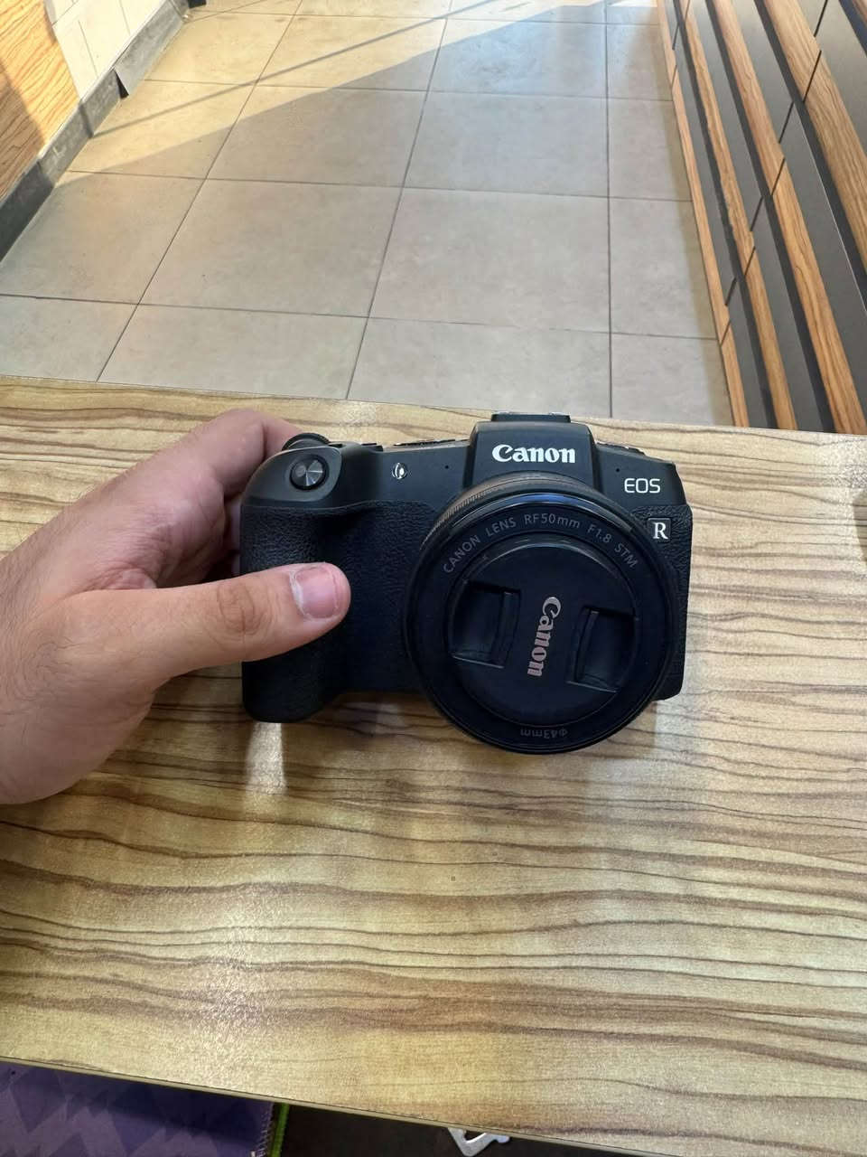 canon rp
عدسة 50m
26 ميكا بكسل 
4k
تتبع وجه واي فاي بلوتوث 
فول فريم
الي تعجبه يتواصل وياي 
***********
