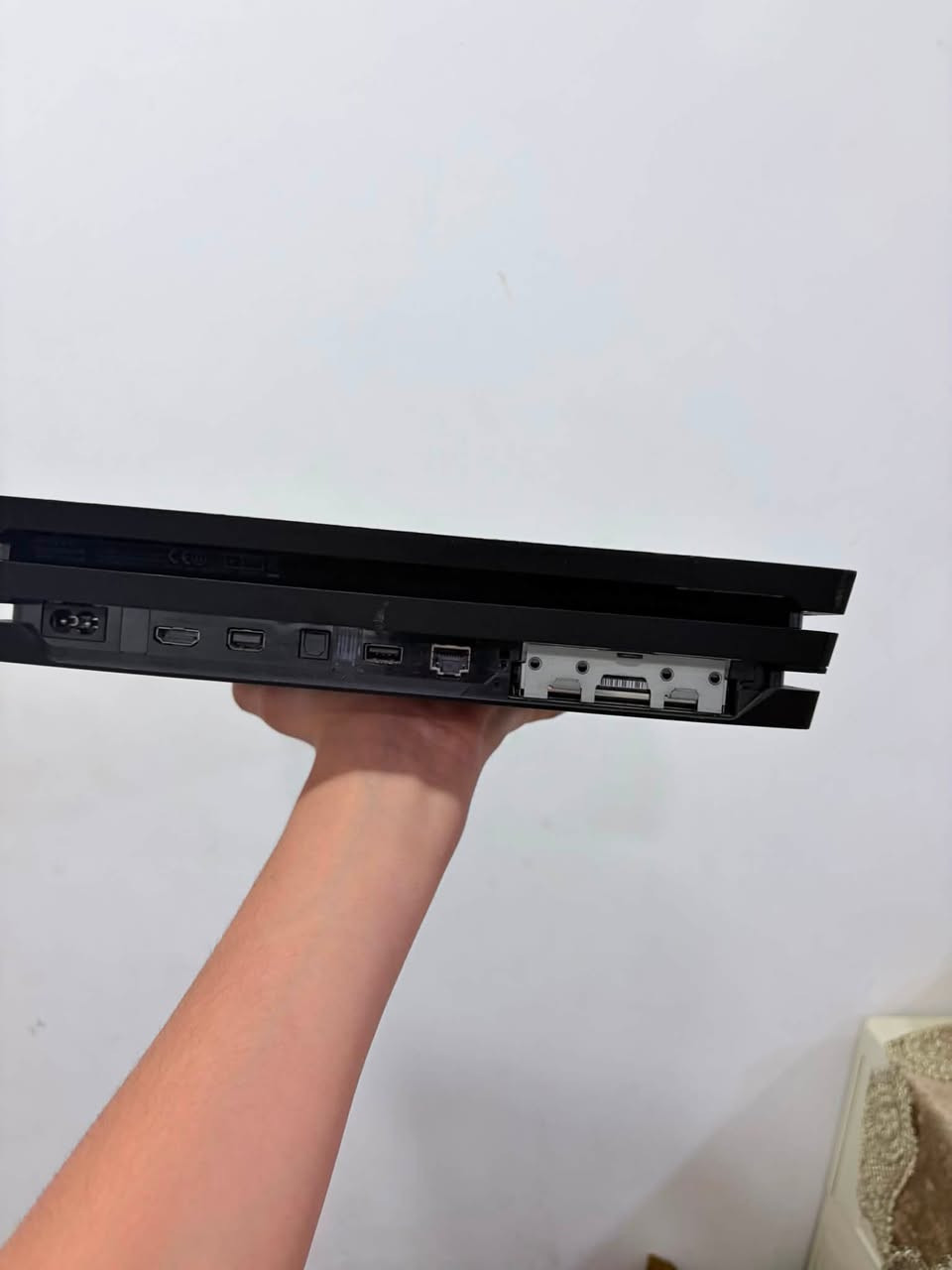 للبيع PS4 Pro سعة 1 تيرا، وياه يد ستيكر وملحقاته، كيبل تشغيل وكيبل شحن أصلي، ويّاه قرص GTA V و PES 2018 Professional.

السعر 330 ألف، وأكو مجال بسيط.

الموقع بغداد والأنبار، وأكو توصيل.
::
رقم***********
