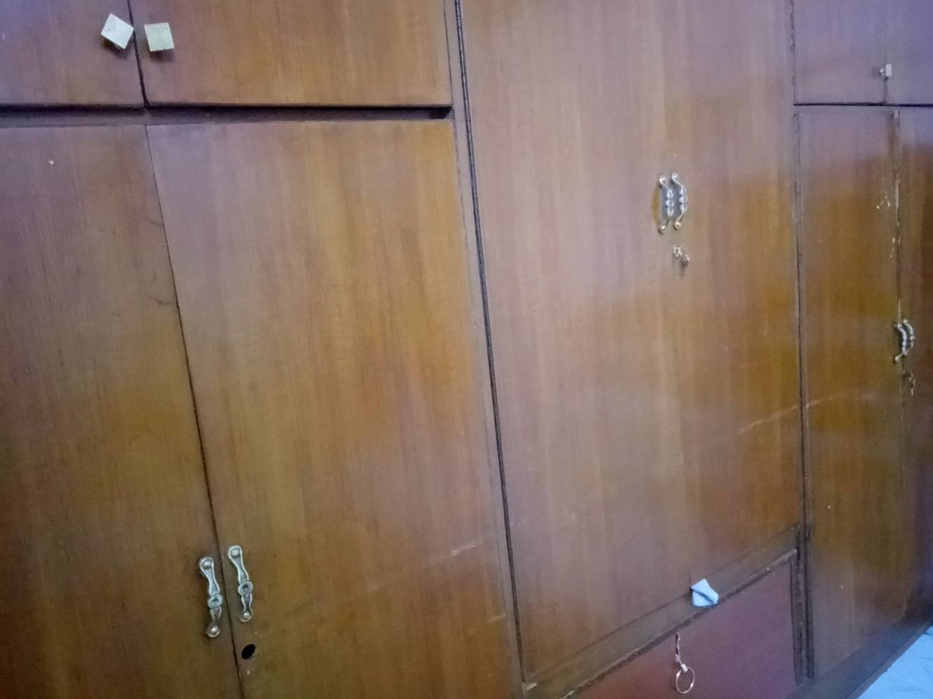 كنتور ست ابواب وملحقات ثنين خشب زين ونضيف وخشبة الزان نضيف ومابي اي ضرر باستثناء اليدات مال باب واكو صبغ شوي بلباب موضح بالكنتور خير من الله وسعرة بعد كلش زين
