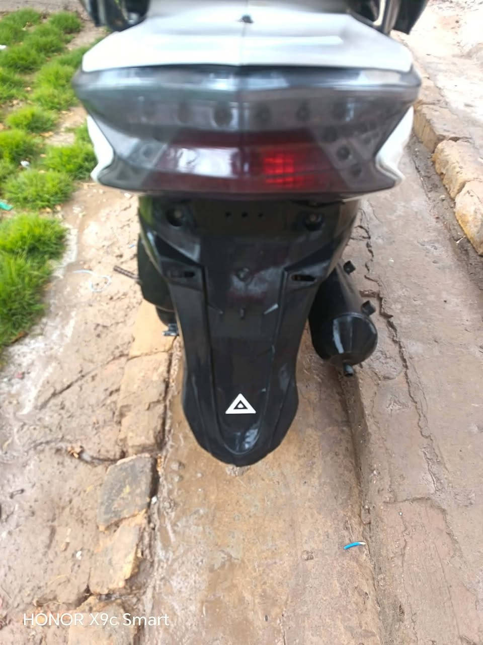 سلام عليكم دراجه سكنس للبيع كل شيء شغال فقط تحتاج تبديل كابريته سعر 150 وبيها مجال الرقم ***********
