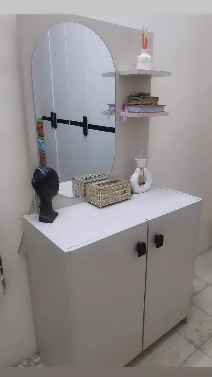 سلام عليكم غرفه متكونه من 5 قطع رايدتها للبيع يلي يحب يستفسر تواصلو وياي ع هذا الرقم التالي: 
***********
