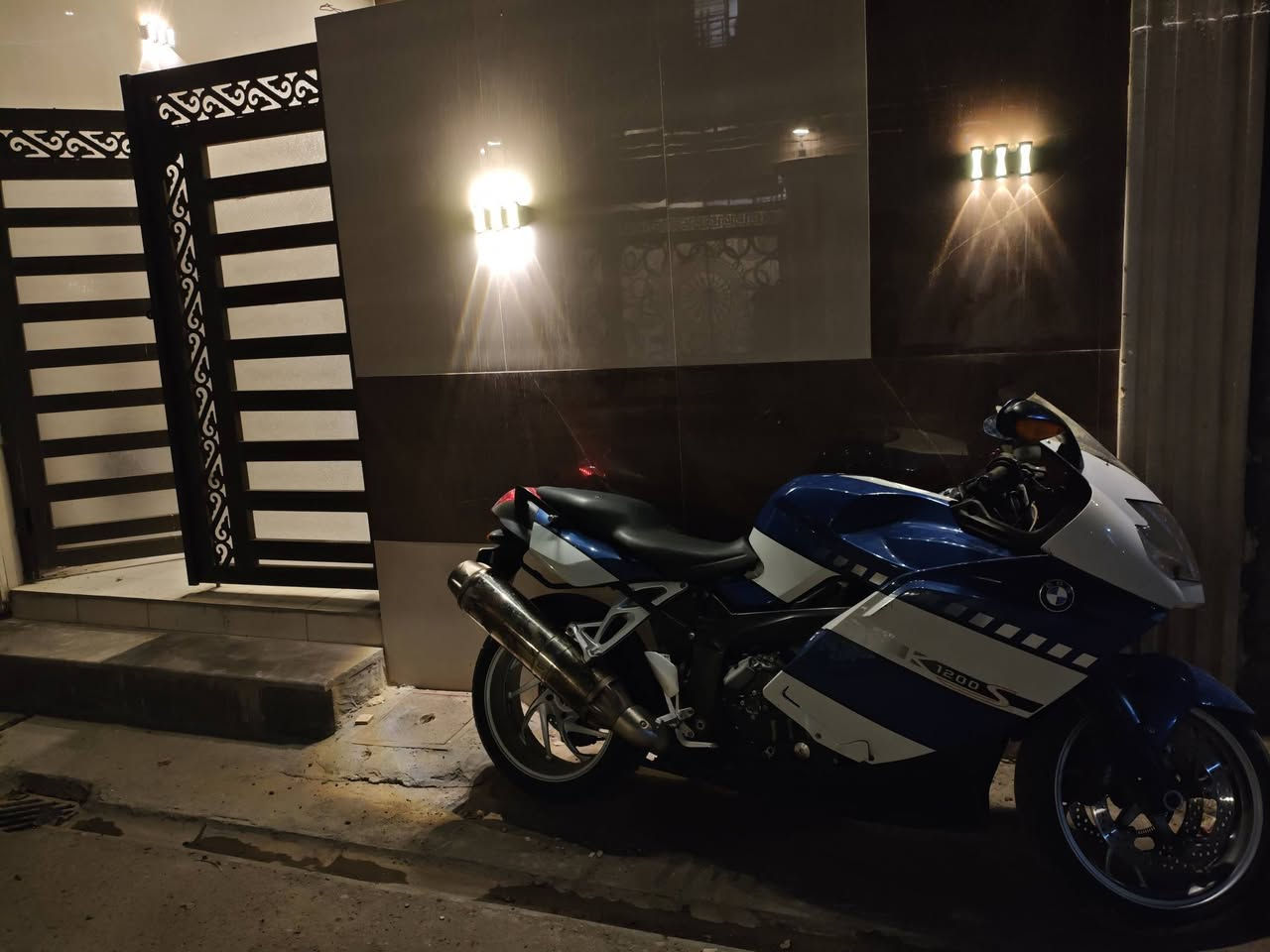 السلام عليكم bmw k1200s للبيع 2008
الدراجه كلشي ما ناقصها غير كلتشات وتبديل باتري 
للبيع ب22ومجالها كلش بسيط او مراوس حسب القناعه 
التواصل ***********
بي واتساب
