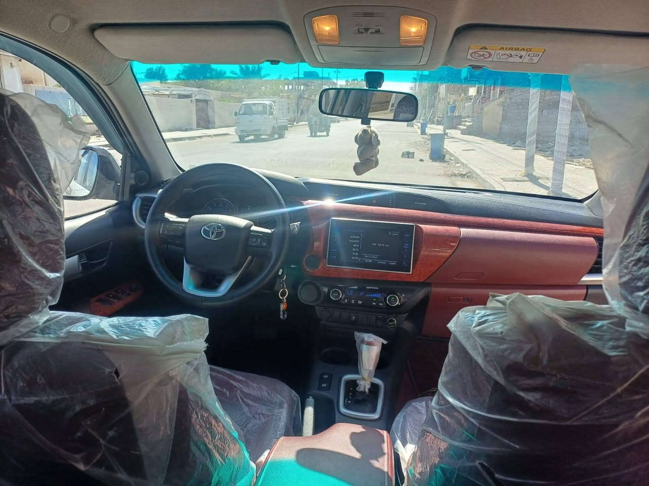 سلام عليكم عندي سياره البيع بيكم هايلوكس موديل 19 رقم بغداد دولي كير وتماتيك سياره خير  مكفوله من الله تحويل مباشر عنوان بغداد ولشراي يتصل على رقم*********** السعر2.55  وبيها مجال
