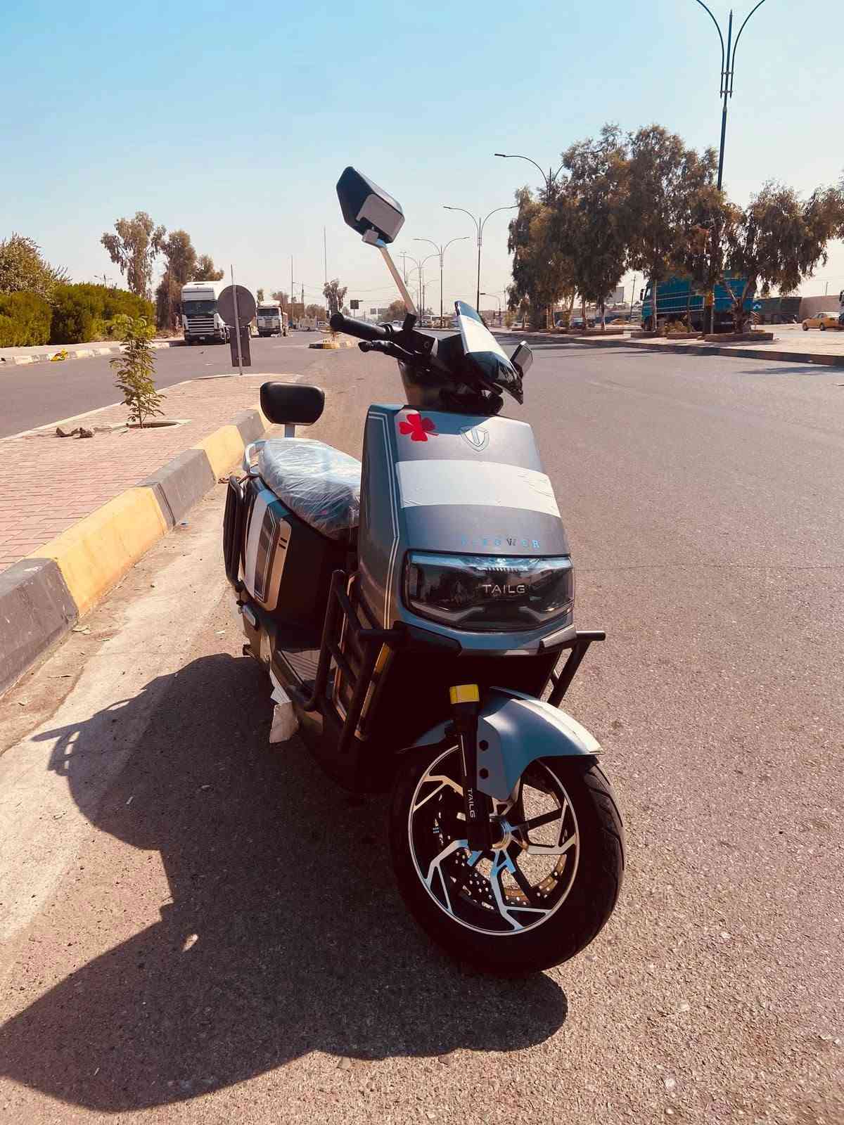الزيرو الزيرو 
دراجه تيسلا من الشركه العالميه تايلنج
مستخدم شي قليل وصل ضمان بيها 
المواصفات!؟
سويجين وبصمتين
سته باتري 35امبير
ملف 2000نحاس حقيقي
سرعه 70حقيقي 
نظام بك
دبل اشاره 
اشاير يمين يسار 
لايت زينول عالي ناصي
مثبت سرعه 
الكارتون مال شاحنه والمرايات موجودين 
للبيع او المراوس حسب القناعه للاستفسار الاتصال 
***********او مراسله الواتساب
السعر خاص 🧿
