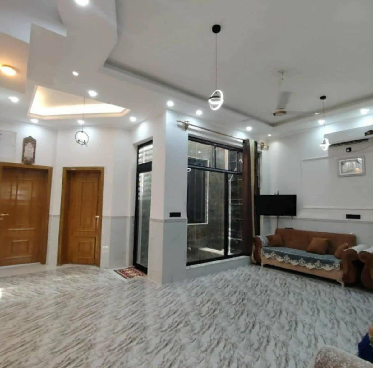 البيت 200.
بناء 2025 كونكريت  . 
البيت زراعي حي التأميم النزله الاولى مجاور مدينه الالعاب مباشرتا ..اقرار من صاحب الارض 
واجه 10/ نزال 20...
تفاصيل ....الطابق الاول 
يتكون من غرفتين وصاله وحديقه داخليه مطبخ حار وبارد مجمع صحي براني ....
الطابق الثاني ...غرفتين وصاله كبيره ومجمع صحي كامل ..فقط غرفتين حديث ...شبابيك المنيوم مثل بالفيديو بناء سنه 25 ...درجه اولى الارضيه معالجه جلمود.. البيت مشمول بجهد الخدمي مجاري ..حاليا ..
بيت مقابليه ساحه مفتوحه ...
الرقم/ ***********
