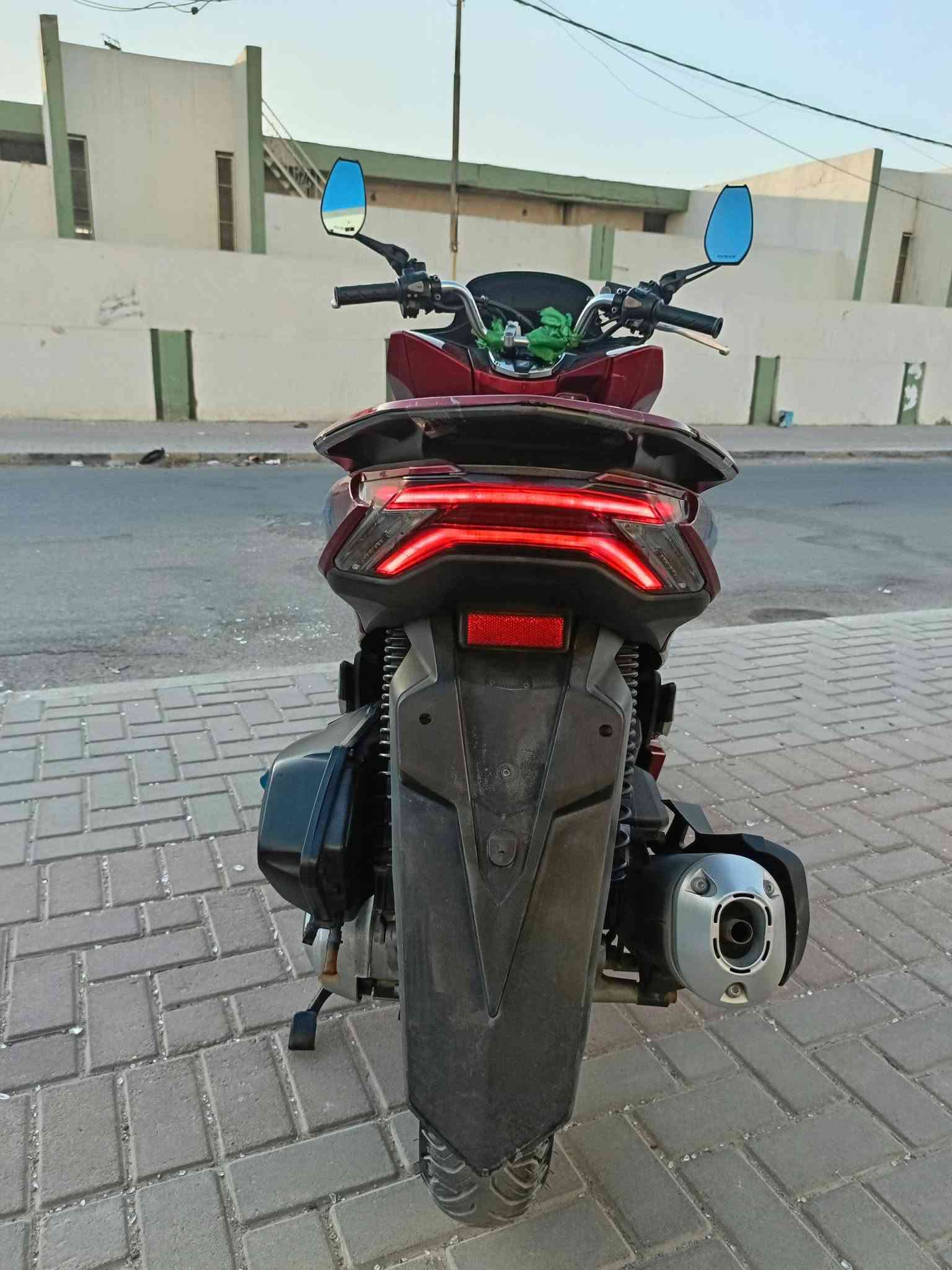 سلام عليكم اخون pcx جيل رابع ماروني فيتنامي ماشية ٣٦ الف الدراجة بيهة ملاحظات الدراجة عليهة امرايات ودراع اصلي والدراجة عقل جديد فيت بم جديد نوزل جديد فلتر شوته رياضي جديد كويل نار جديد تاير امامي جديد والخلفي نضيف وسويتلهة ادامة كلجات خرز وقايش وفايبرات وودهن ليكي مولي امانة الله جايبه ب٢٠ من الوكالة وبانزين عادي ومرات محسن للامانة والدراجة بيهة ملاحظة  وهواي تفاصيل ناسيهن الدراجة تجي وتفحصهة وتقتع بيهة وما ارضهة تاخذهة اله تقتنع بيهة  واني بخدمت الشراي مكاني بغداد مدينة الصدر  للستفسار رقمي واتساب ورصيد ***********
