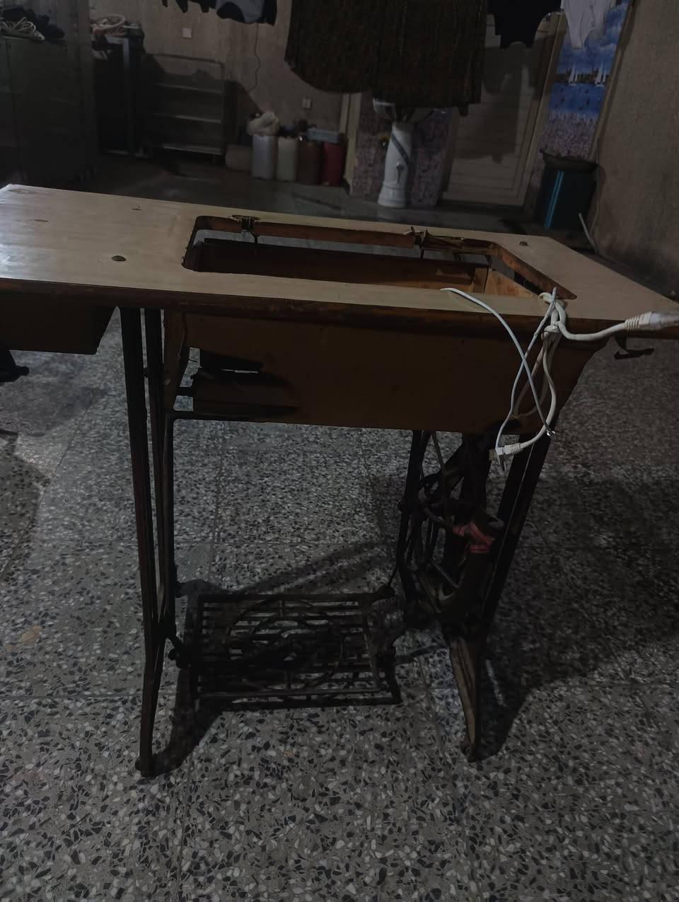 ميز ماكنه خياطه ام الفراشة الصندوق الجوه مالته فقط تعبان الحديد مالته بعده جديد مكان كم سارة *********** السعر20000 الف
