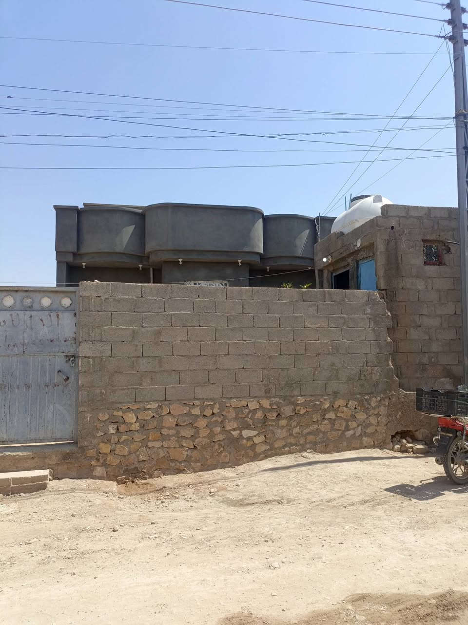 سلام عليكم خوان بيت معروض البيع بحي الامين مغابيل مشروع الماء ملاحضه البيت بناا جديد السعر 35 ***********
