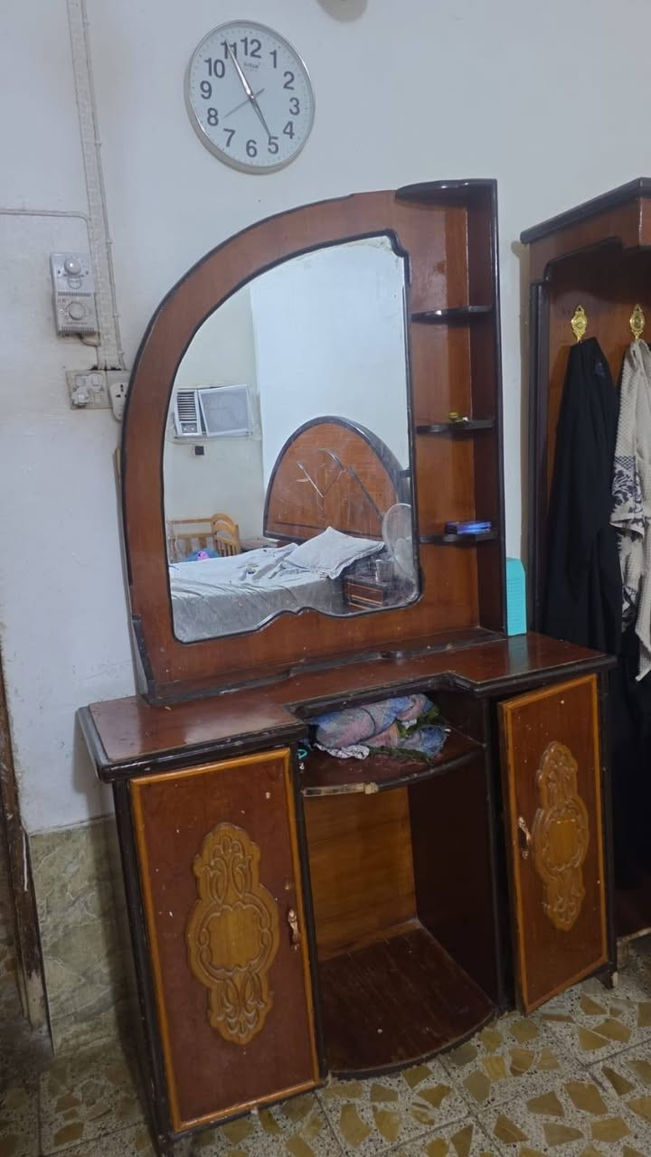 السلام عليكم غرفة اخشاب للبيع 
بسعر مناسب ***********
