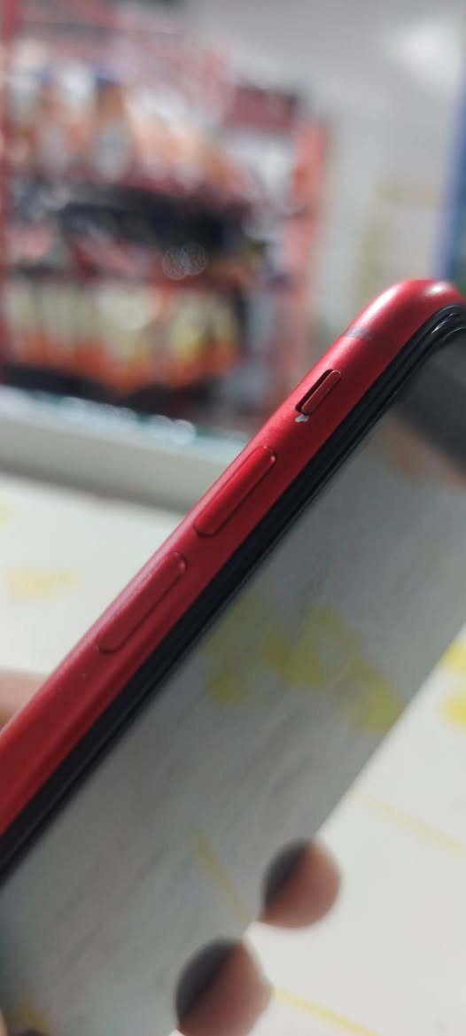 آيفون XR • بطارية ٧٧٪ • شخط بالكفر