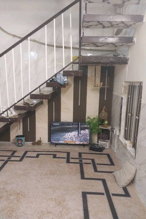 للبيع ....
نصف قطعه طابقين خلفيه ٨٠ متر 
تحتوي ع ٤ غرف و حمام و مطبخ
بغداد / الشعله / قطاع ٦ خلف البريد
***********