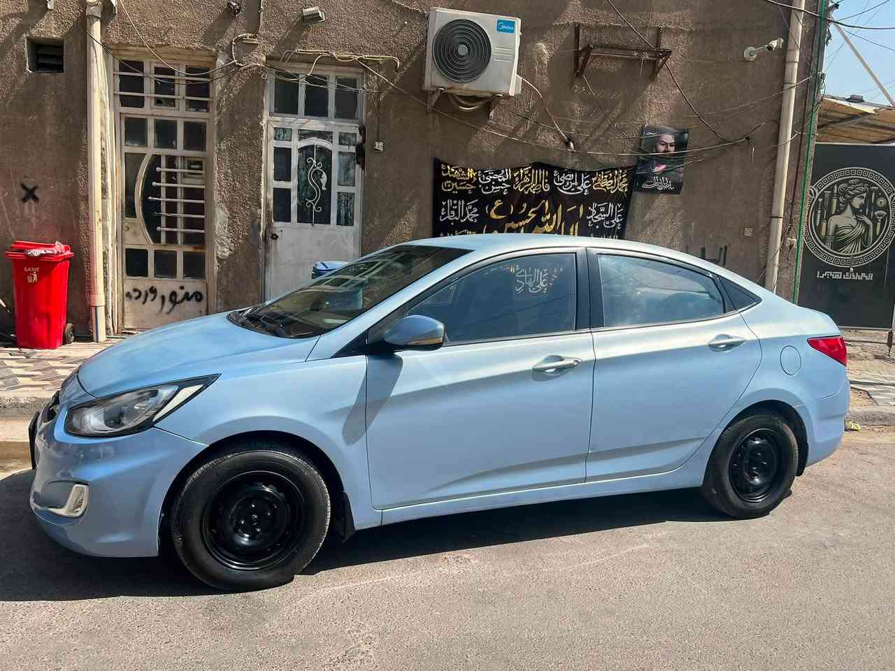 بسم الله الرحمن الرحيم
🚘 هيونداي أكسنت 2015 خليجي للبيع

سيارة استخدام شخصي وحالتها ممتازة، ومجهزة بعدة قطع جديدة:

🔹 مكينة 1400
🔹 منظومة تبريد جديدة ❄️ والتبريد ثلج
🔹 إدامة كاملة
🔹 قاعدات فيت بم كاملة جديدة
🔹 تايرات تخم جديدة
🔹 دسكات جديدة
🔹 صدر أمامي وخلفي جديد
🔹 السيارة بدون حادث
🔹باتري جديد

🎨 ملاحظات السيارة:
يوجد تصليح بسيط بالدوسات، وتصليح بالهلال الجام الخلفي، وتكحيل بالباب حوالي 5 أصابع.

📍 السيارة استخدام شخصي والمعاينة خير دليل.

💰 السعر: 94 ورقة
قابل للتفاوض بعد المعاينة وبحدود المعقول.

📄 السياره رقم دولي جديد  وبدون اي غرامات مصفره وباسمي شرط التحويل يكون ثاني يوم من الاتفاق.

📩 للجادين فقط، حياكم الله بالمعاينة.
رقمي ***********
