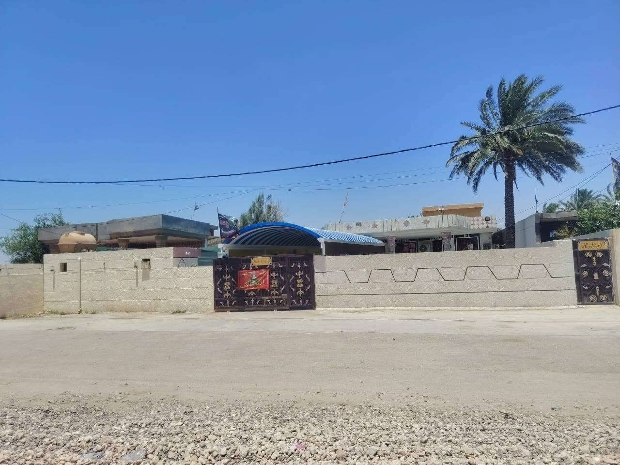 الدار البيع /عرض البيت ) 22)) طول البيت 46/
بيت يحتوي على مضيف 4x8
هول 4x5 / صاله 4x9) غرف عدد ثنين 4x5)) مطبخ 4x5
حديقه اما مية او حديقة خلفية مع صحيات او مطبخ خارجي 
مساحة الكل( 1012) متر  رقم الهاتف ***********
