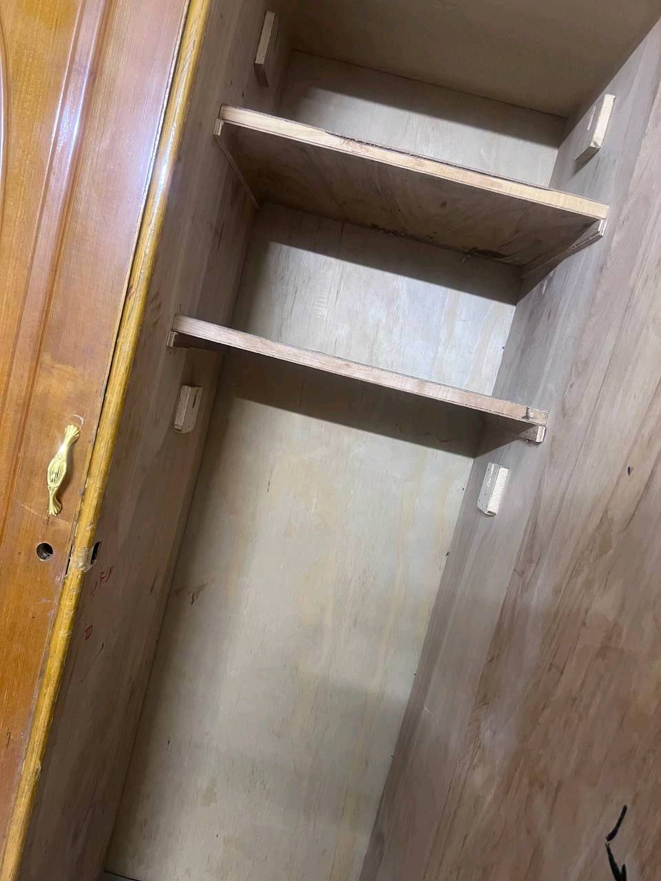 كنتور تلاث ابواب يحتوي على رفوف عدد اثنين في كل جهه مثل ما واضح يمكم ونظيف مستعجل ع البيع مكاني بغداد رايدة ب150