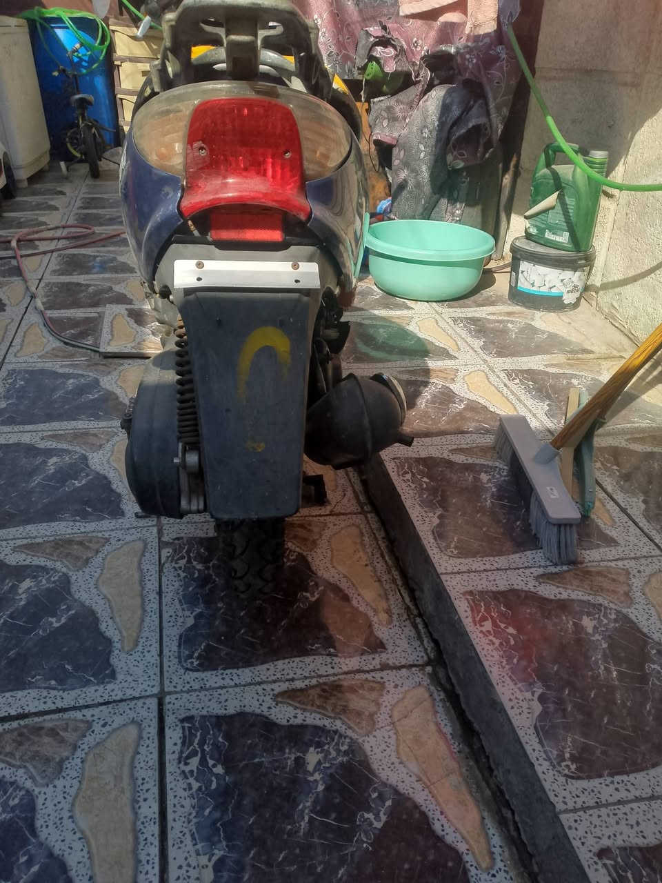 السلام عليكم دراجه يوماها عصفوريه سرعه ٦٠للبيع الدراجه نضيفه حيل شلعه ومعدل تعليك مكينه ناعمه شغاله سلف وهندر بكل وكت كهربائياته شغاله السعر٢٥٠الرقم *********** المكان حي الجهاد
