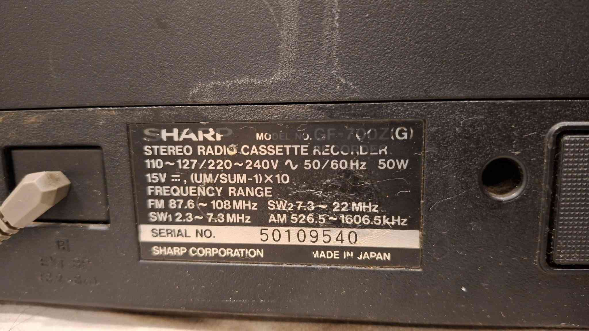 السلام اخويه جمعة مباركة 
مسجل من ماركة sharp GF-700 ياباني 
دبل كاسيت راديو ٤ موجات مكان فيش دخول و خروج aux مدخلين مايك جهاز شغال بالكامل بدون اي نقص نضافة جدآ عاليه كهرباء ٢٢٠ 
سعر ١٧٥ الف 
للاتصال *********** كركوك
