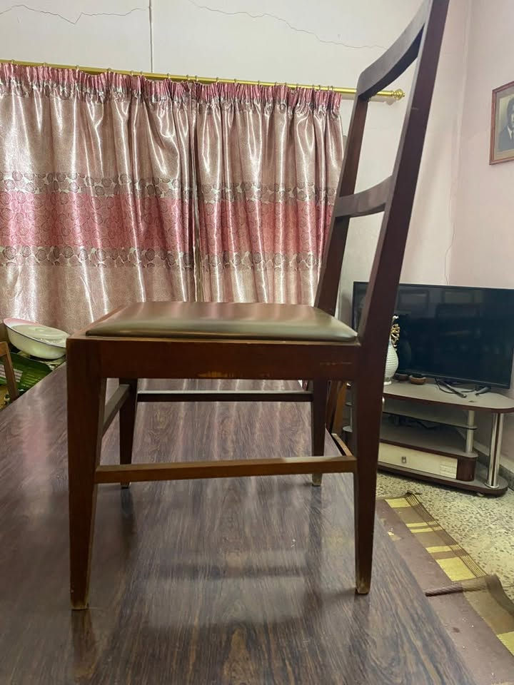 ميز صاج + ٦ كراسي للبيع مكان بغداد السعر ٢٠٠ 
***********

