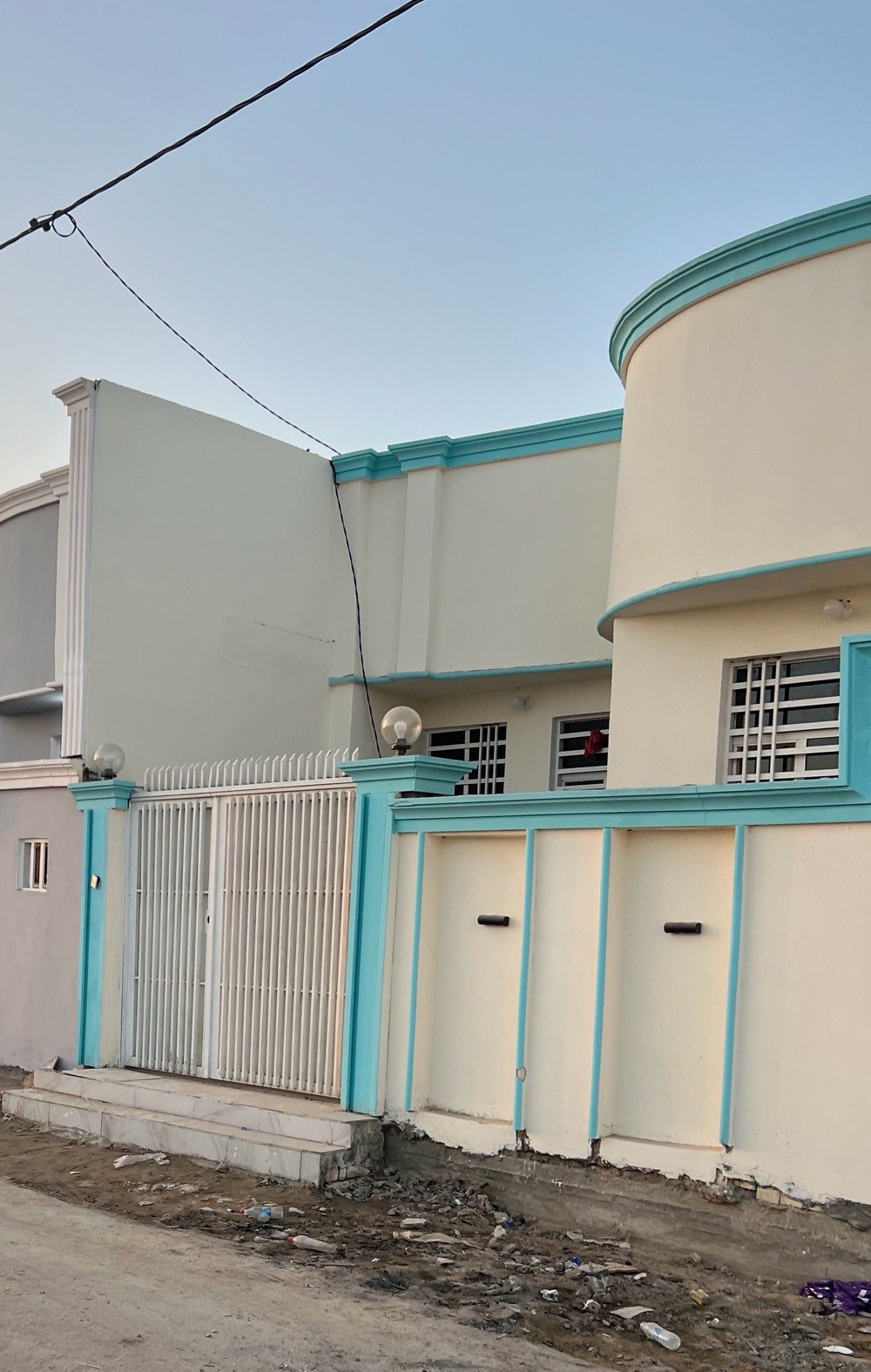 🏡 للبيع دار  طابو زراعي – موقع مميز جدًا النجف الأشرف

📍 الموقع: مقابل ملحق قرية الغدير، عمود 314، وتنزل وي سياج المطحنة.

📐 المساحة: 150 متر.



🏠 تفاصيل البيت:

• سقف صب كونكريت وأساس صب.

• صالة واستقبال.

• مطبخ.

• غرفتان.

• صحيات داخلية وخارجية.

• قريب جدًا من شارع الصب.



📑 التفاصيل القانونية:

• البيت مشمول بالتطويب.

• يوجد إقرار من صاحب الأرض باسمي.

• يوجد إقرار محكمة.

• توجد ميزانية كهرباء.

• محولة كهرباء قريبة جدًا من الدار، والكهرباء قوية.



✨ المنطقة راقية وهادئة، والجيران غير موجودين مقابل البيت، مما يوفر خصوصية وموقعًا مميزًا.
📞 للاستفسار الاتصال على ***********

السعر 72 مع المجال 

ملاحظة البيت بي اقرار من صاحب الارض سند ٢٥ حق التصرف