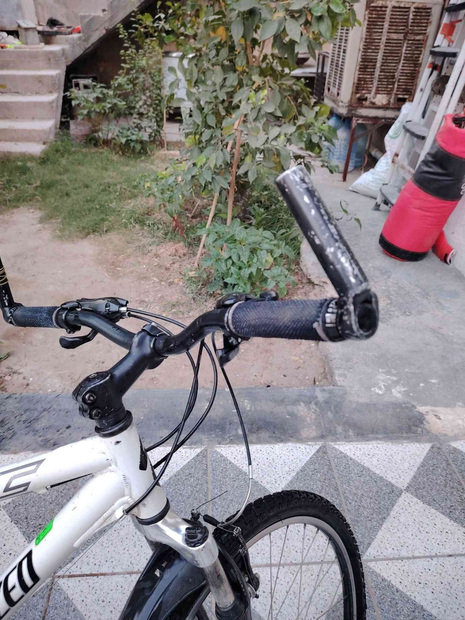 السلام عليكم
بايسكل للبيع

النوع: *SPECIALIZED Hardrock* اصلي امريكي
الحجم: 26 جبلي
المواصفات:
- شاصي المنيوم خفيف ونظيف لون ابيض
- دبلات امامية RST شغالات
- كير شيمانو 21 سرعة ( 3 امام 7 خلف ) 
- بريك V امامي خلفي
- تايرات جديدة دبل عريض مال جبلي
- كرسي طبي مريح + طينيات + ستاند

الحالة: نظيف كلش وشغال مابي اي نقص، بس اغسله وتطلع بيه

السعر: [200وبي مجال ] وبيه مجال بسيط

للتواصل: [رقمك]

--***********-
