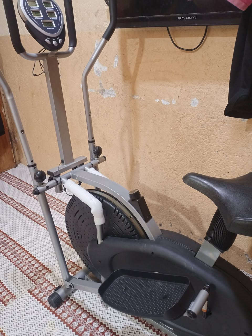 جهاز لابتكال رياضي جديد مستخدم قليل جداً يتحمل وزن 120 كيلو بس شاشة يحسب الوقت والمسافة المقطوعة ودقات القلب والسعرات الحرارية والسرعة السعر 150 
البصرة القبلة ***********

