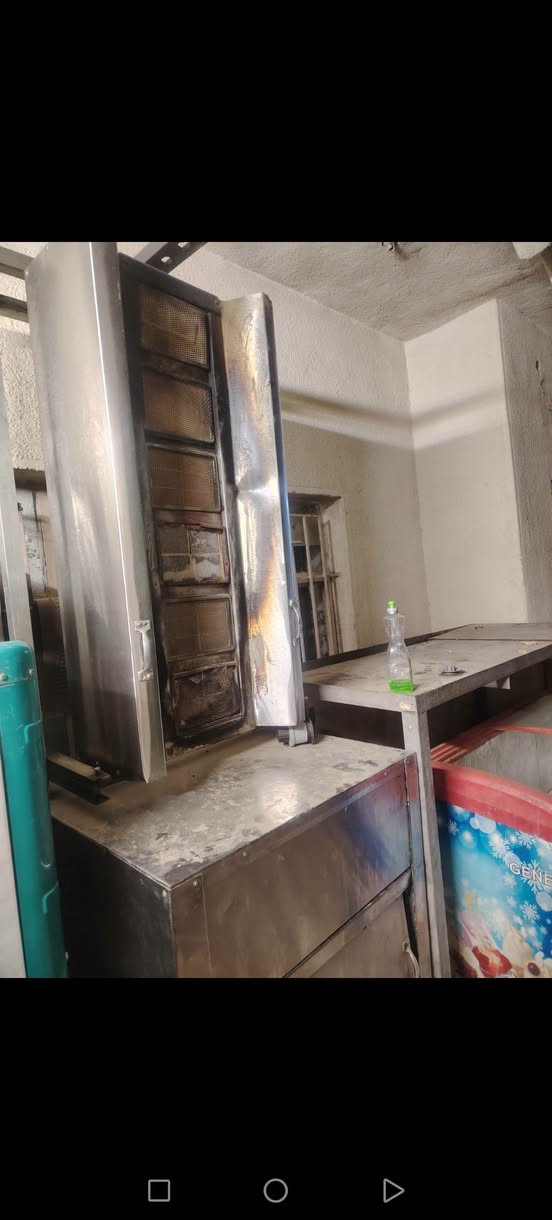 السلام عليكم
شوايه كص ٦ عيون للبيع وياها ستاند وشيش وصينيه
يعني كامله السعر ٢٧٥ مكاني بياع ***********
