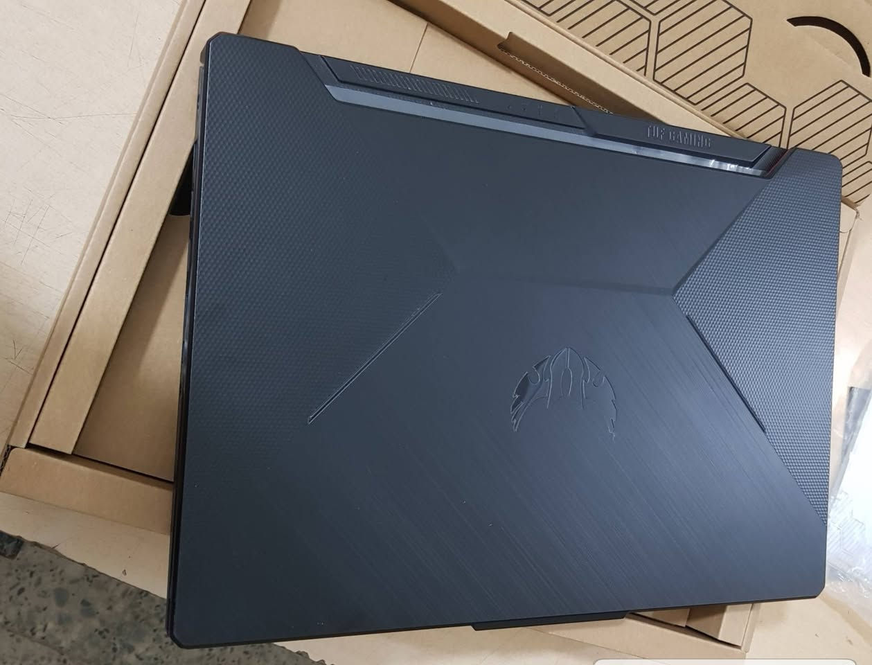 تحية طيبة ... لابتوب ASUS  وكالة شرق اوسط ما يفرق عن الجديد مع الكارتون لابتوب كيمنك مخصصة للالعاب او التصاميم من الجيل العاشر  بمعالج كور اي 5 فئة H اعلى فئة   لابتوب ذو مواصفات عالية جدا رام 16 كيكا وهارد SSD M.2 حجم 512 بكارت شاشة منفصل GTX  1660 Ti   بحجم 6 كيكا  وتردد شاشة 144 هيرتز وكيبورد ضوئي RGB متعدد الالوان

           (((     السعر  800 الف دينار  ثابت  )))   

ASUS TUF
cpu : Core  i5  H     الجيل 10           
ram : 16 G 
hard : SSD  M.2  512 
vga : 6G  Nvidia GTX  1660 Ti
mon : 15.6 FULL HD 144  Htz ips

كيبورد ضوئي RGB 
صوت مسرحي عالي جدا و مجسم
بدون DVD

للأتصال عادي و واتساب  ***********
شارع الصناعة ( 9 - 4 ) نهارا
يوجد خدمة توصيل داخل بغداد 5 الف بنفس اليوم
ولجميع المحافظات 10 الف خلال يوم واحد او يومين
لمشاهدة كافة الموديلات يرجى زيارة الموقع على الفيس بوك ( لابتوب بشير لاين )
