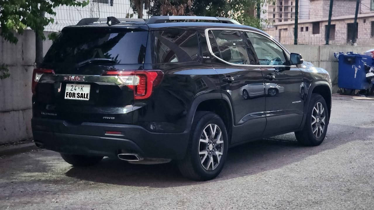 ✨ جمسي أكاديا 2022 GMC Acadia SLE VIP ✨

السيارة المرغوبة التي تجمع بين الفخامة، الثبات، والقوة
صاحبها الأول طالبها مواصفات خاصة "تفصال" من الشركة، والسيارة بإسمي والتحويل فوري وبشرط.

📋 المواصفات الأساسية للسيارة
2022 SLE (VIP - دبل أكسن)
58 ألف ميل
أسود ملكي مميز 🖤
2.0 لتر توربو (4 بستن) بقوة 228 حصان (سريع واقتصادي، تمشيك بالتانكي حوالي 890 كم، ويقبل بنزين عادي)

كير 9 نمر أوتوماتيك (نظام دكم)

نظام تزحلق الوحل والثلج، الطرق الوعرة، السباق Sport، دفع أمامي + فورويل (أمامي وخلفي)

🔹 أهم المواصفات والأنظمة الذكية (VIP)
•  فتحتين سقف + 3 صفوف مقاعد منفصلة (الكشن الرئيسي كهربائي + نظام تدفئة كشنات الأمامية).
• نظام صوتي احترافي: 8 سماعات طلب خاص ماركة Bose® Premium.

•  التبريد: 3 قطع ثلج تحكم مستقل لكل الصفوف.

•  الشاشة: شاشة بلادية تدعم Apple CarPlay و Android Auto.

•  التشغيل والدخول: تشغيل عن بعد، 2 سويج بصمة، 5 بصمات أبواب للدخول الذكي، مع نظام قفل تلقائي.

•  الصندوق الخلفي: كهربائي يفتح بالحساس (عن طريق القدم) مع إظهار علامة GMC ضوئياً.

•  أنظمة الأمان والرادارات: رادارات خلفية، جانبية، وأمامية، نظام تحديد مسار الشارع الذاتي، نظام التوقف الذاتي الفرملة التلقائية، ومنبه ما قبل الاصطدام على الزجاج الأمامي (داتا شو).

•  الإضاءة: منظومة زينون بلادية مع نظام الإضاءة العالية الأوتوماتيكية، وإشارات على المرايا الجانبية.

•  إضافات أخرى: سايد بريك بصمة، شفتات تحكم بالستيرن، مثبت سرعة، منافذ شحن موبايل لجميع صفوف المقاعد، بطارية AC-Delco بلادية، أرضيات جلد كاملة بلادية تحمل شعار GMC الأصلي، السيارة مسويلها سيرفس كامل وتخم إطارات جديد.

🔹 حالة البودي والحادث
• البودي: السيارة كبس من الأمام والخلف على هيئة الشركة، ومجهزة بدعاميات بلادية فئة Denali.
• الحادث: خفيف في جهة السائق بدون أي ضرر داخلي. الجاملغ الأمامي مرجع بلادي، والضرر الثانوي في الجاملغ الخلفي.

السعر
23,600$ (شدتين و 36 ورقة)
للاستفسار والتواصل واتساب
*********** دهوك, العراق
