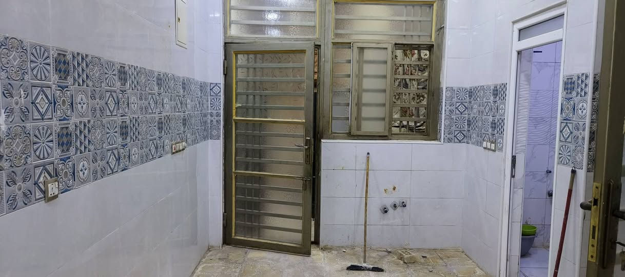 السلام عليكم بيت للأيجار في شارع حيفا سوق الجديد 
غرفتين نوم + منور ٢ + مطبخ مفتوح على الهول + كيزر وموطور ماء للستفسار الاتصال على ***********0وتساب
