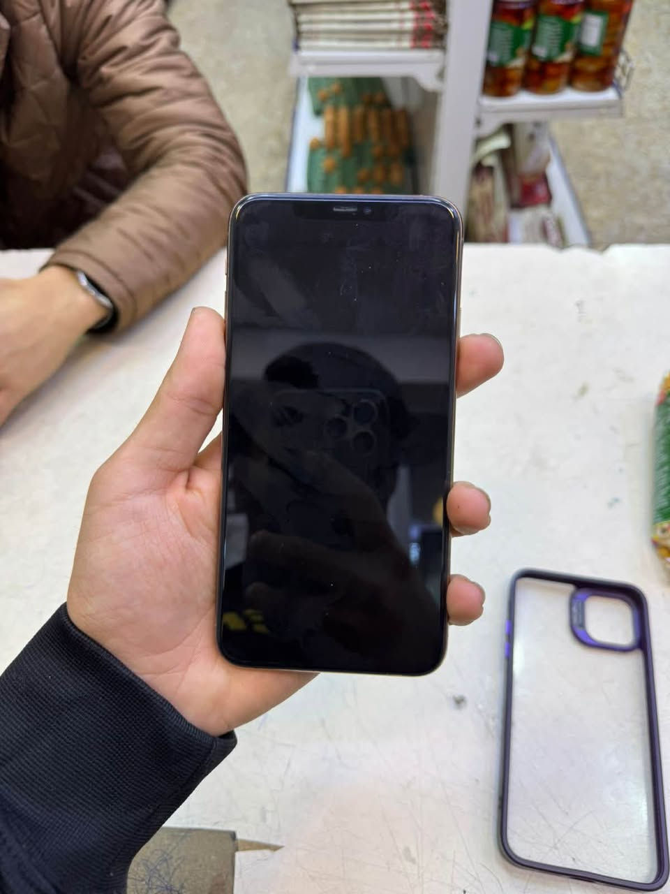 11 برو ماكس ذاكره 64 الجهاز وتر مبدل بس ضهر ليزر بطاريه 72 بلاديه كلشي شغال بي نت وسيمكارت وفيس ايدي شغال المكان بغداد رقمي ***********
