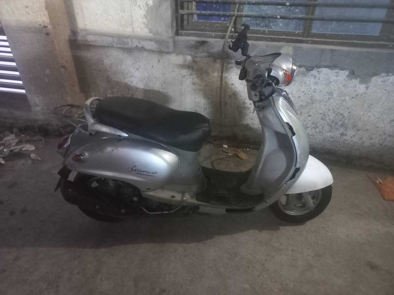 سلام عليكم دراجة ياماها فينو 140cc نكرة سلف شرط  بيه لايت زنون هورن شغال وستاند تليفون مع محولة شحن بريكات بل مكان ودهن يورل اديرلهه افضل دهن + تاير امامي جديد صار شهر تقريبآ رقمي 0*********** مكاني بغداد سعر 375 بيه مجال حك جيتك  ورقمي الثاني واتساب ***********
