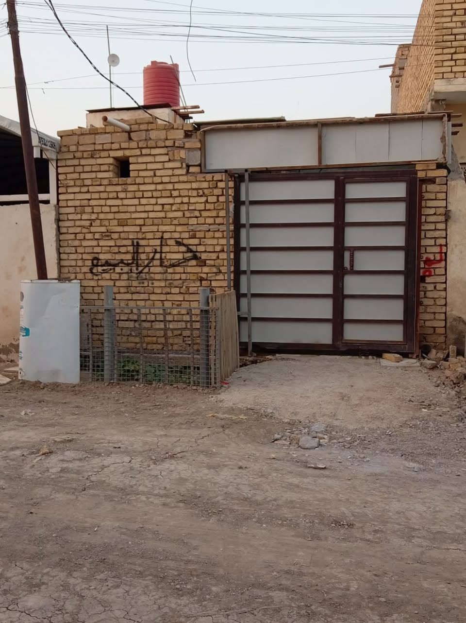 هذا البيت للبيع شغله مرتب مساحة 100م السعر 40 بي مجال قليل
عنوانه حي السبل النزله الاوله خلف مكتب الفرطوسي
