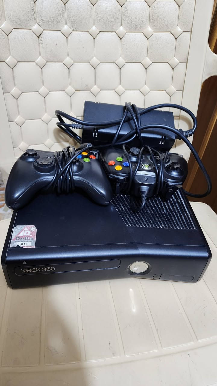 يالله ابسبب الوعود الكاذبه اكس بوكس 360 يدات اثين كامل ملحقات تجي العاب ابداخل الهارد كلهن قويات سعره 85 الف قفل وهاذه رقمي ***********
