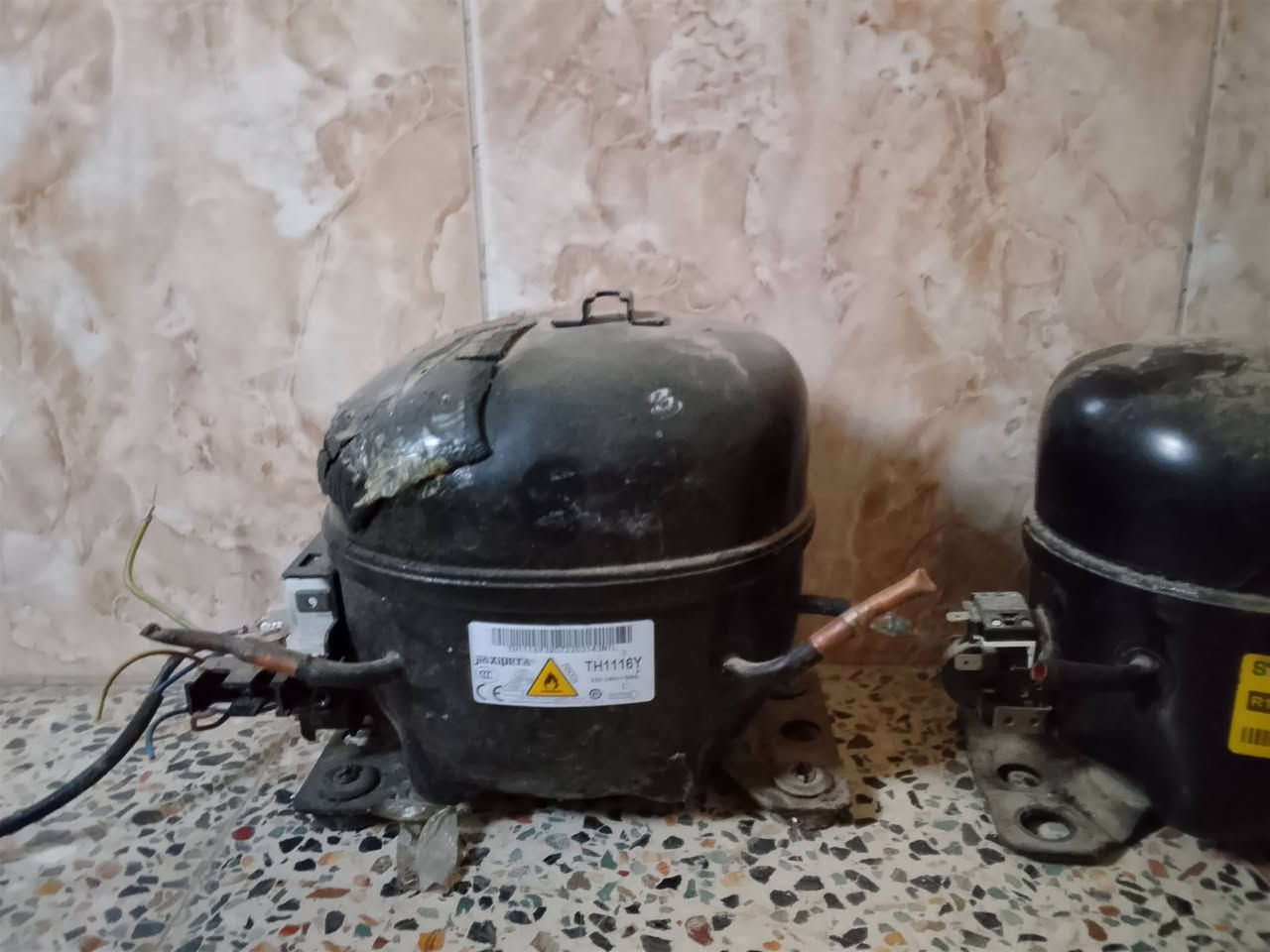 السلام عليكم
ثلاجه شغاله بس بيها الانرماده الجوه بيها خياس مع ماطورات ٣ شغالات 
السعر ١٠٠ الف كلهن 

المكان بغداد بسمايه قرب مجمع الاحسان 
للاتصال ***********
