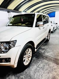 عندي باجيرو حبتور موديل 2018فول موصفات  المقاعد كهربائية ويجي بيه ثلاج...