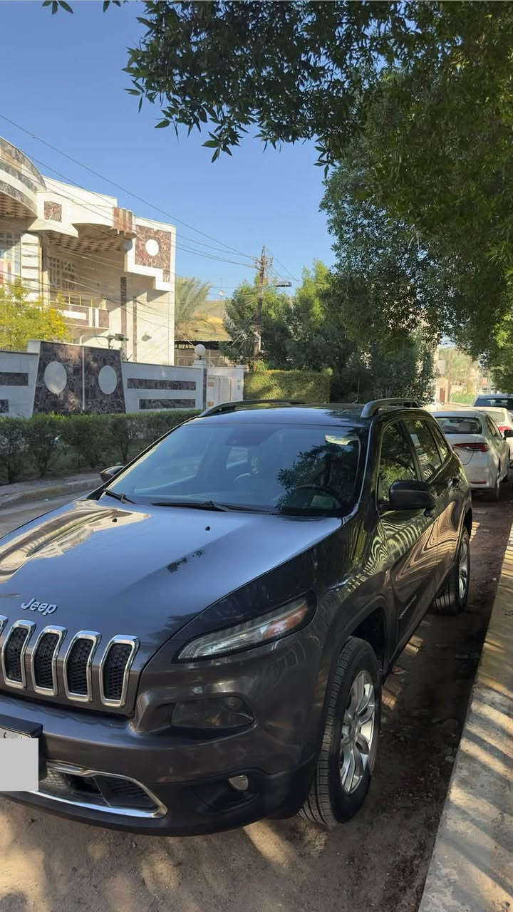السلام عليكم
جيب شيروكي موديل ٢٠١٨ 
حادث خلفي (صور الحادث بالمنشور ) 
فول مواصفات 
6 سلندر 
مبيها اي نقص 
ادامة كاملة  مبيها اي نقص ملاحظات بسيطة فقط 
مواصفات 
حساسات امامية خلفية جانبية 
رادار خلفي امامي 
فتحة سقف كاملة بانوراما 
فول تحكمات ستيرن 
كشنات امامية 
تدفئة تبريد 
كشن امامي كهرباء 
كشنات جلد 
تدفئة ستيرن 
مكان السيارة بغداد 
رقمها نجف 

ترهم مراوس بكوري 

متوفر واتس اب 
*********** 

سعر (12500$ (١٢٥ ورقة ) وبيها مجال )
