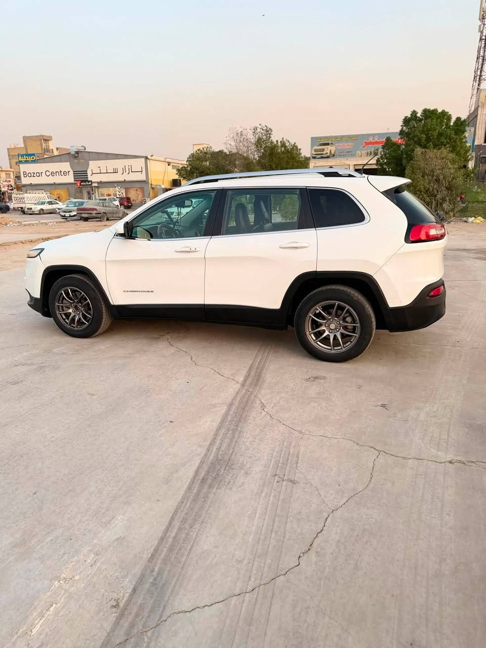 جيب بزون موديل ٢٠١٨
اللون : أبيض 
للبيع المواصفات: - شاشة كبيرة  - كشنات جلد وكشن السائق كهربائي  
- بصمة تشغيل  
- عليها إضافة منظومة غاز اضفتها في الشهر الثاني يعني بعدها تحت الضمان وسعة الخزان ٦٠ لتر 
- موجود بمكان السبير  
- تبريد ثلج ❄️   
- ماشية ٦٩  
- السيارة عليها منظومة عدسات من شركة اوزون عدسات قوية جدا وكان سعرهن ٣٠٠ ألف 
- رقم إنكليزي نجف والسنوية مجددة إلى سنة ٢٠٣١ 
- السيارة باسمي والتحويل ثاني يوم  
- موجودة صورة الضربة مع الصور 
-  السعر ١٢٥ ورقة  
- المكان النجف الأشرف  
- رقم الهاتف : ***********
