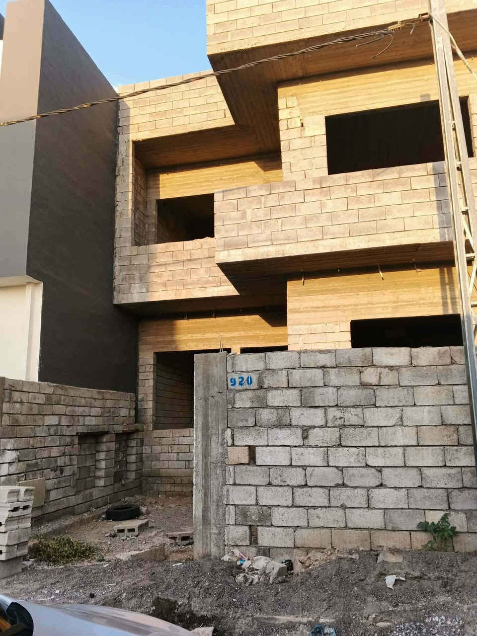 🚨 بيع مستعجل - بيت هيكل
📍 الموقع: منطقة زيونة - مقابل مديرية المرور على الجهة اليمنى (كامل الخدمات: تبليط، ماء، كهرباء). 📐 المساحة: 154 م² (الواجهة 8.5 م) | العائدية: وصل بلدية زراعي.

🏗️ مواصفات البناء:

بناء هندسي متين (حديد 16 ملم + نظام دكتات).

الطابق الأول: استقبال + هول + مطبخ كبير + غرفة نوم كبيرة + صحيات داخلية وخارجية معزولة + مكان غسالة.

الطابق الثاني: 3 غرف نوم + هول + صحيات + بيتونة كبيرة وستائر.

📞 للتواصل والاستفسار: [***********]
